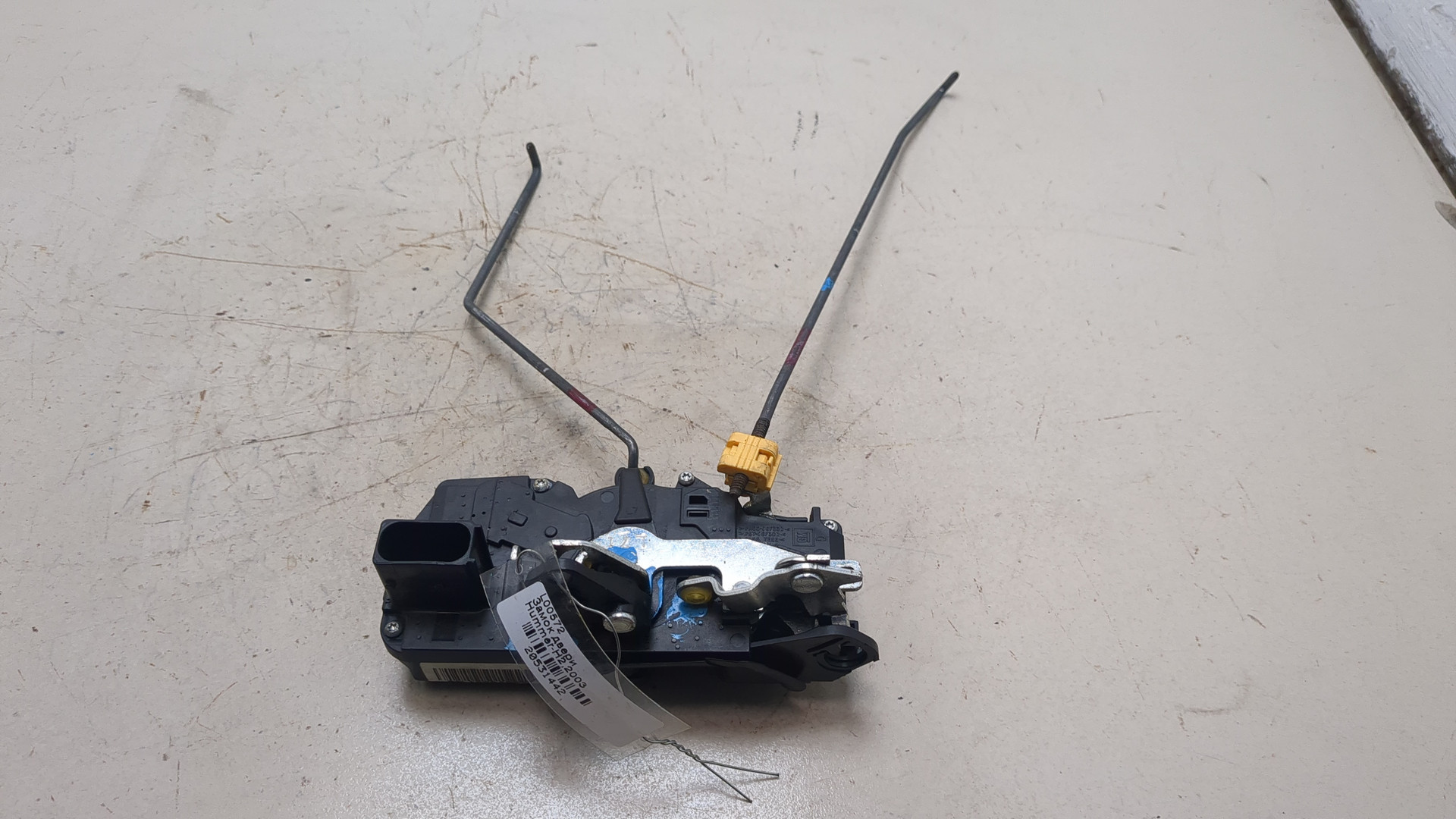 Замок двери передней левой