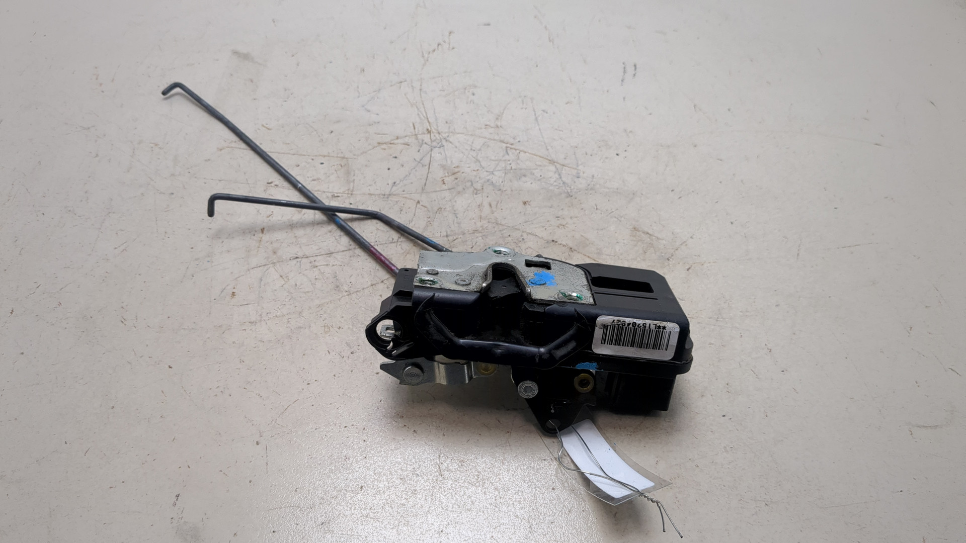 Замок двери передней левой