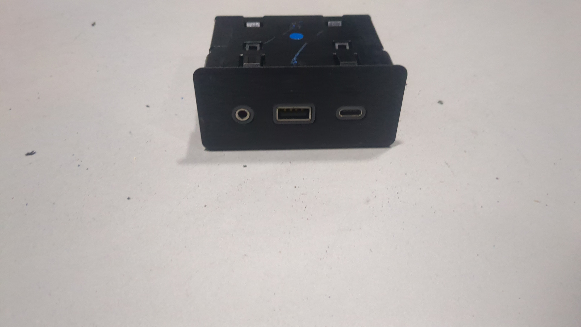 Гнездо AUX / USB IN