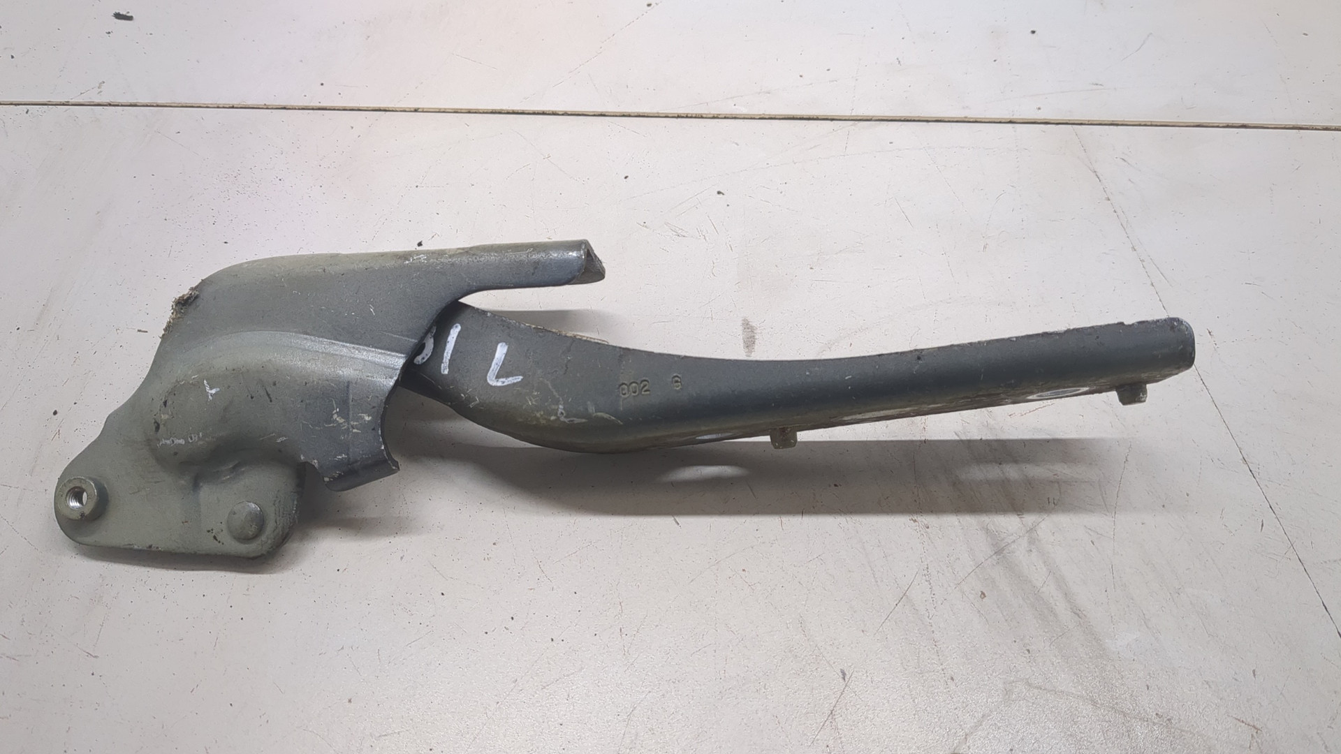 Петля капота левая