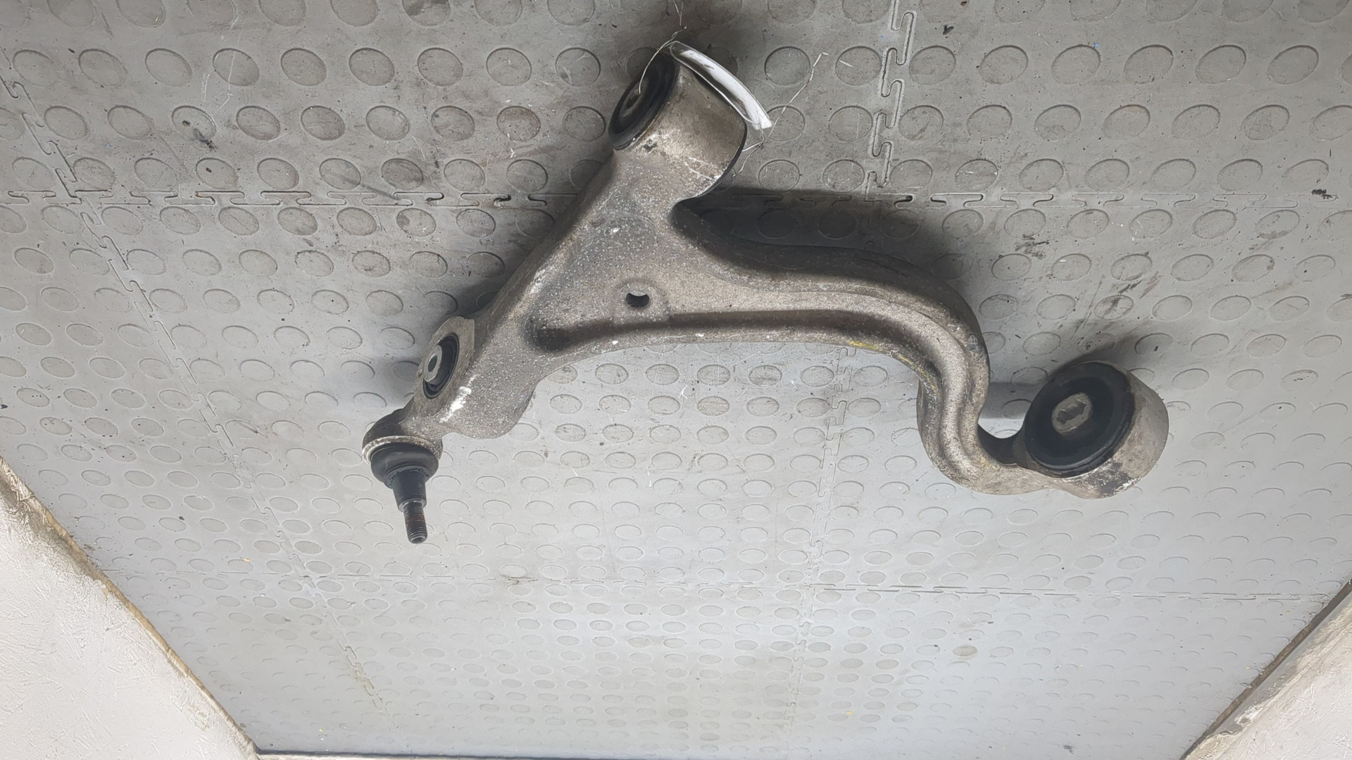 Рычаг передний левый