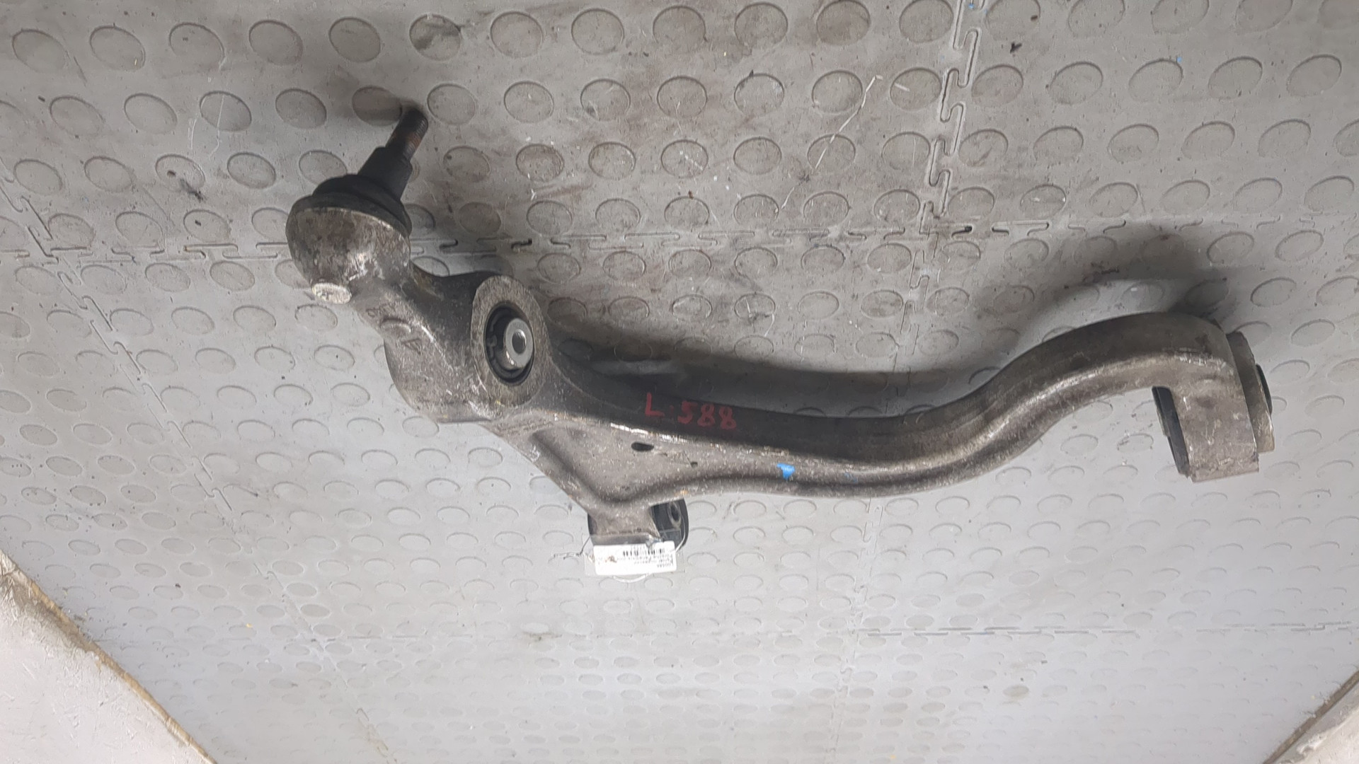 Рычаг передний левый