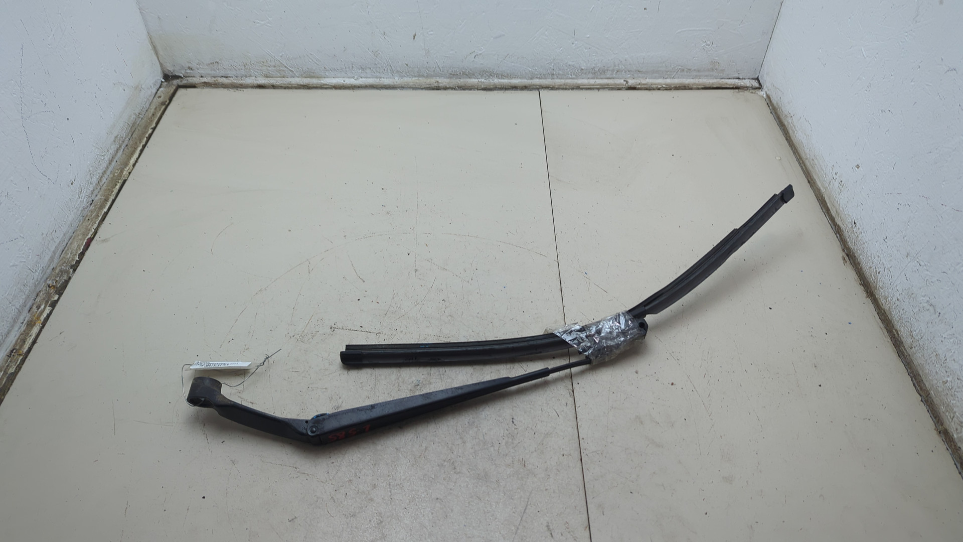 Поводок стеклоочистителя передний левый