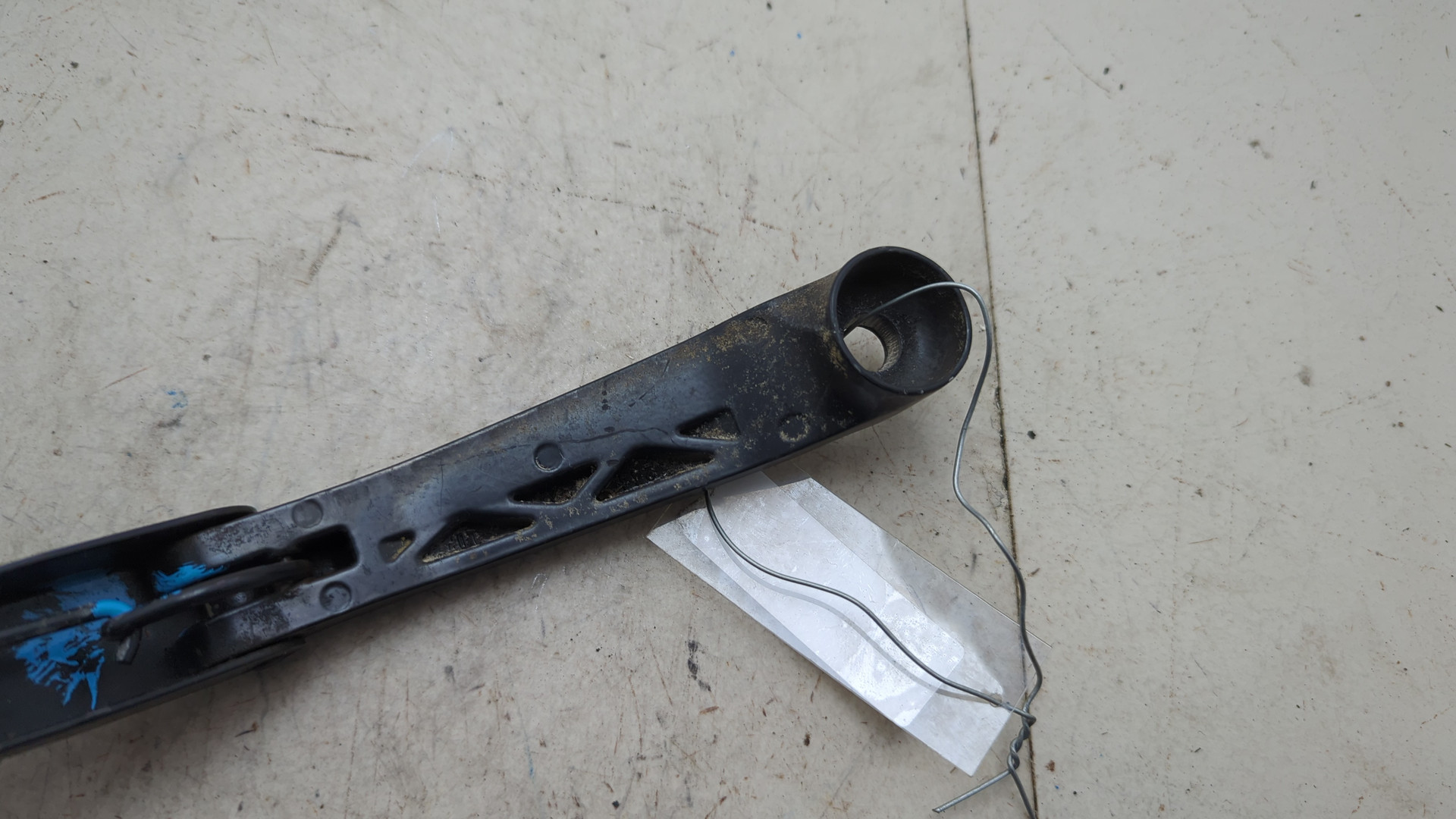 Поводок стеклоочистителя передний левый