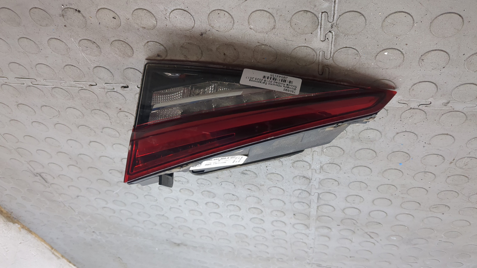 Фонарь задний внутренний правый