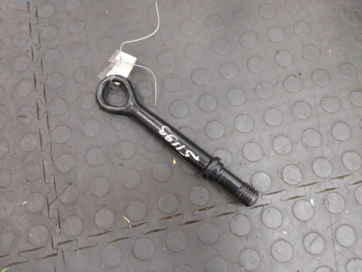 Крюк буксировочный