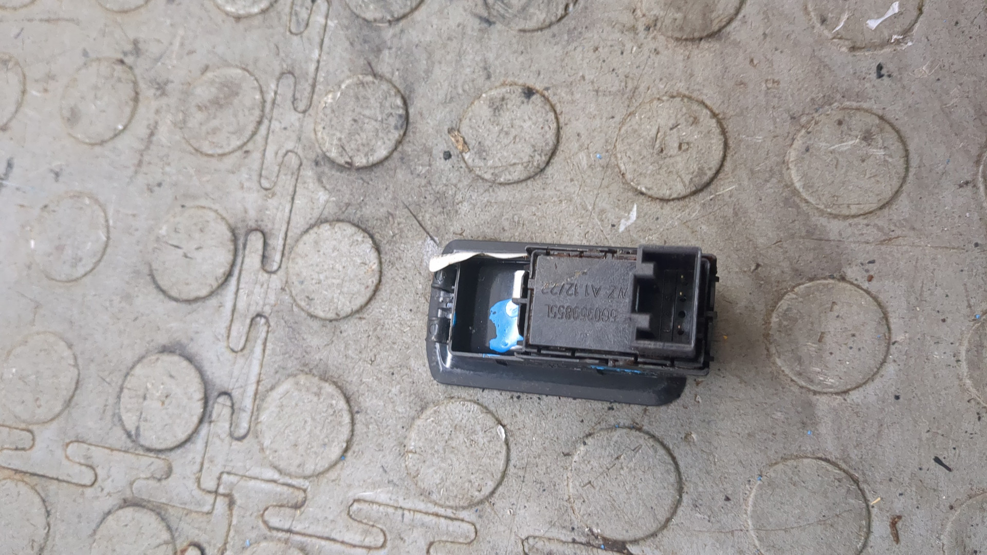 Кнопка стеклоподъемника