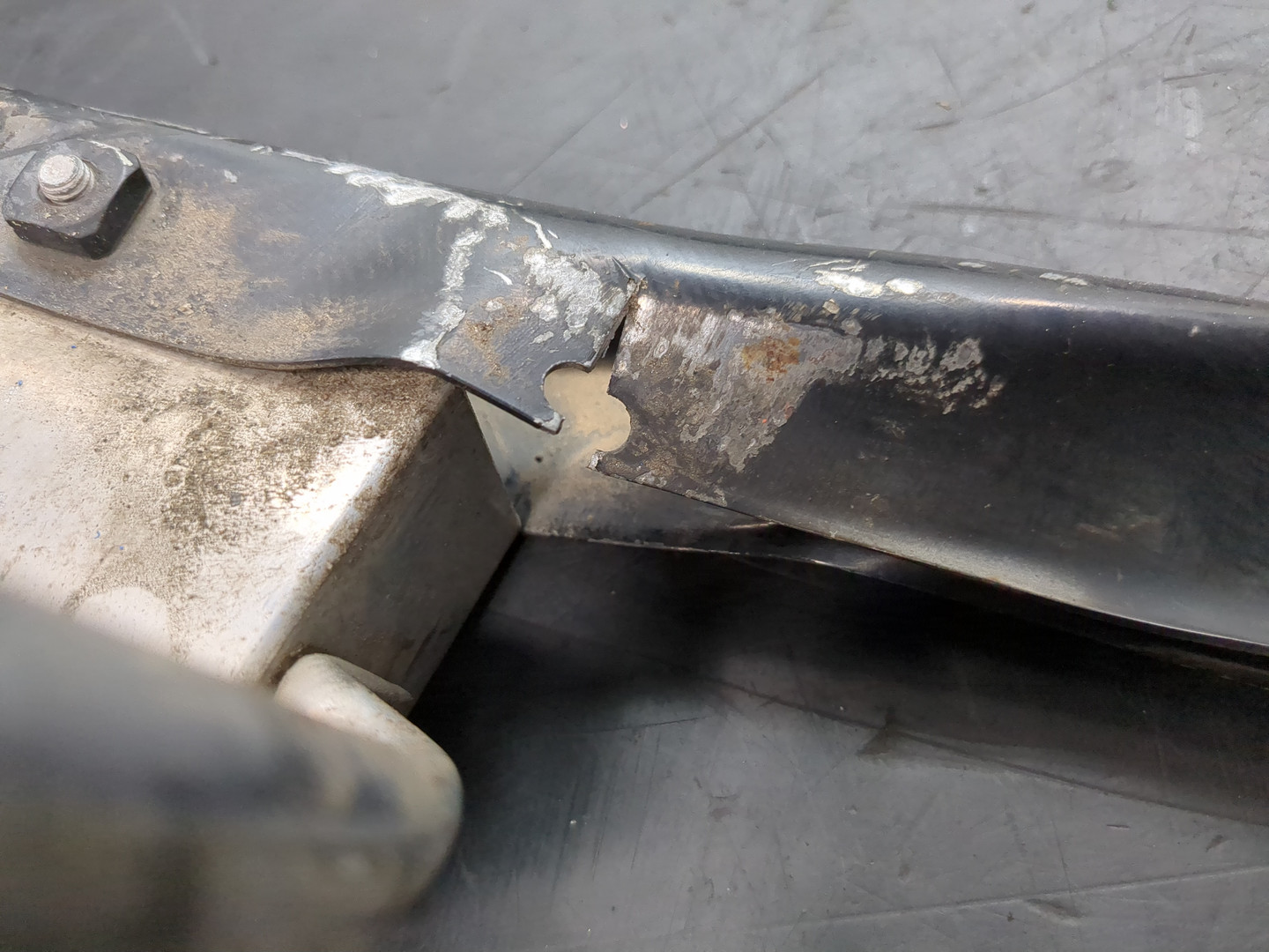 Усилитель переднего бампера