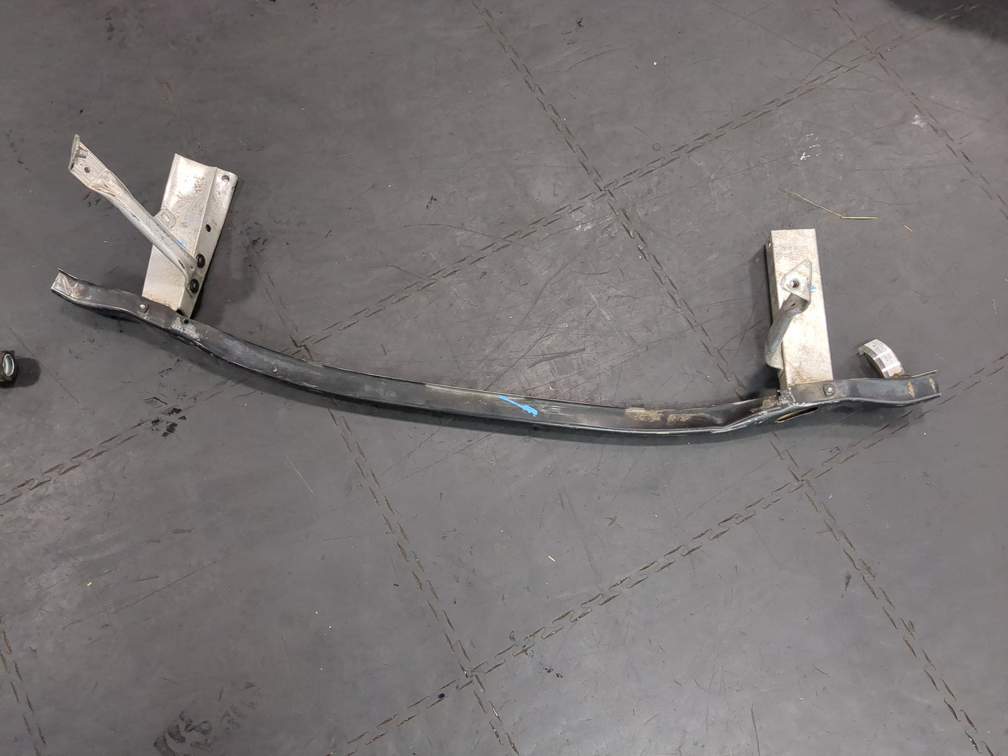 Усилитель переднего бампера