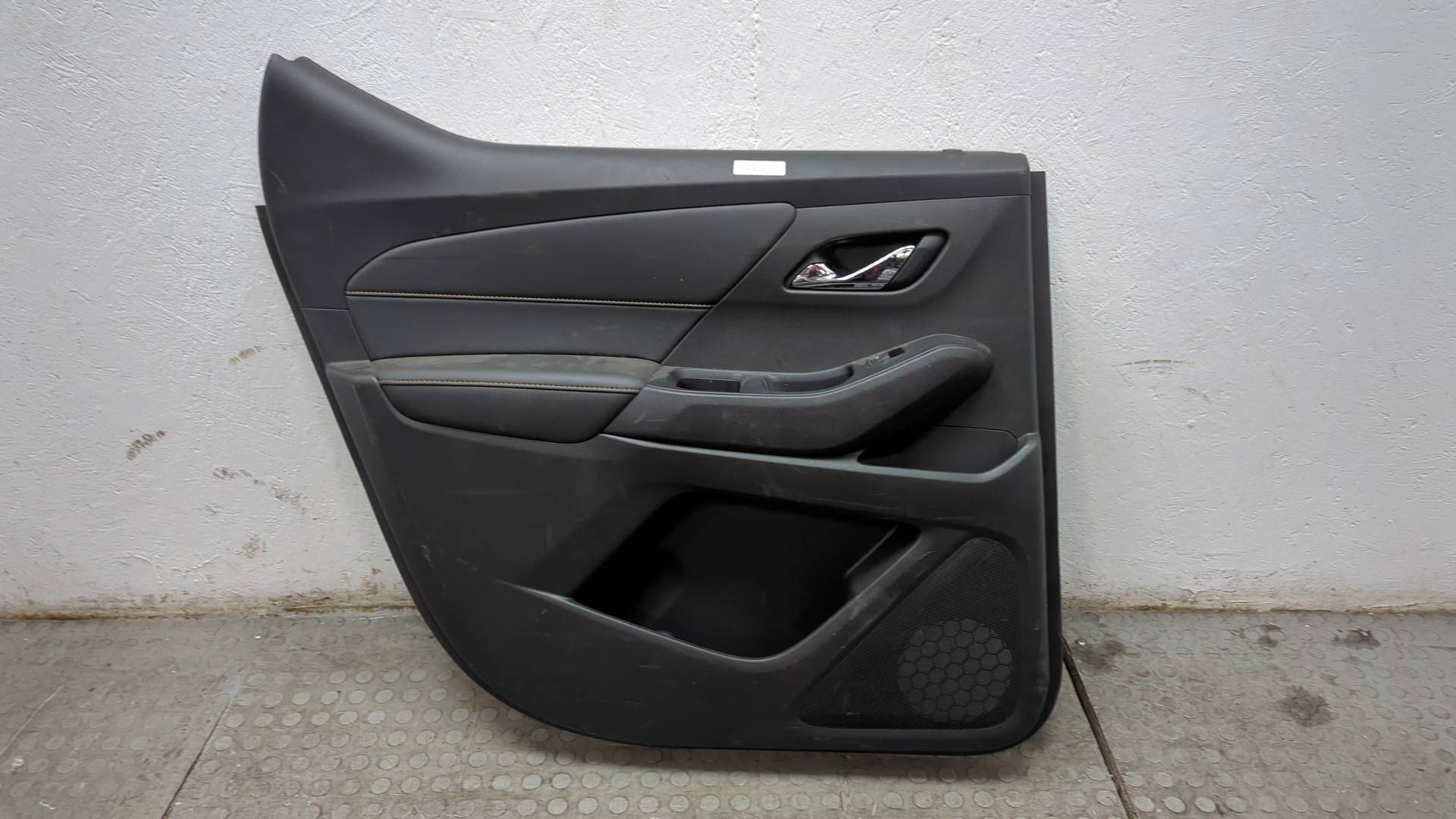 Обшивка двери задней левой