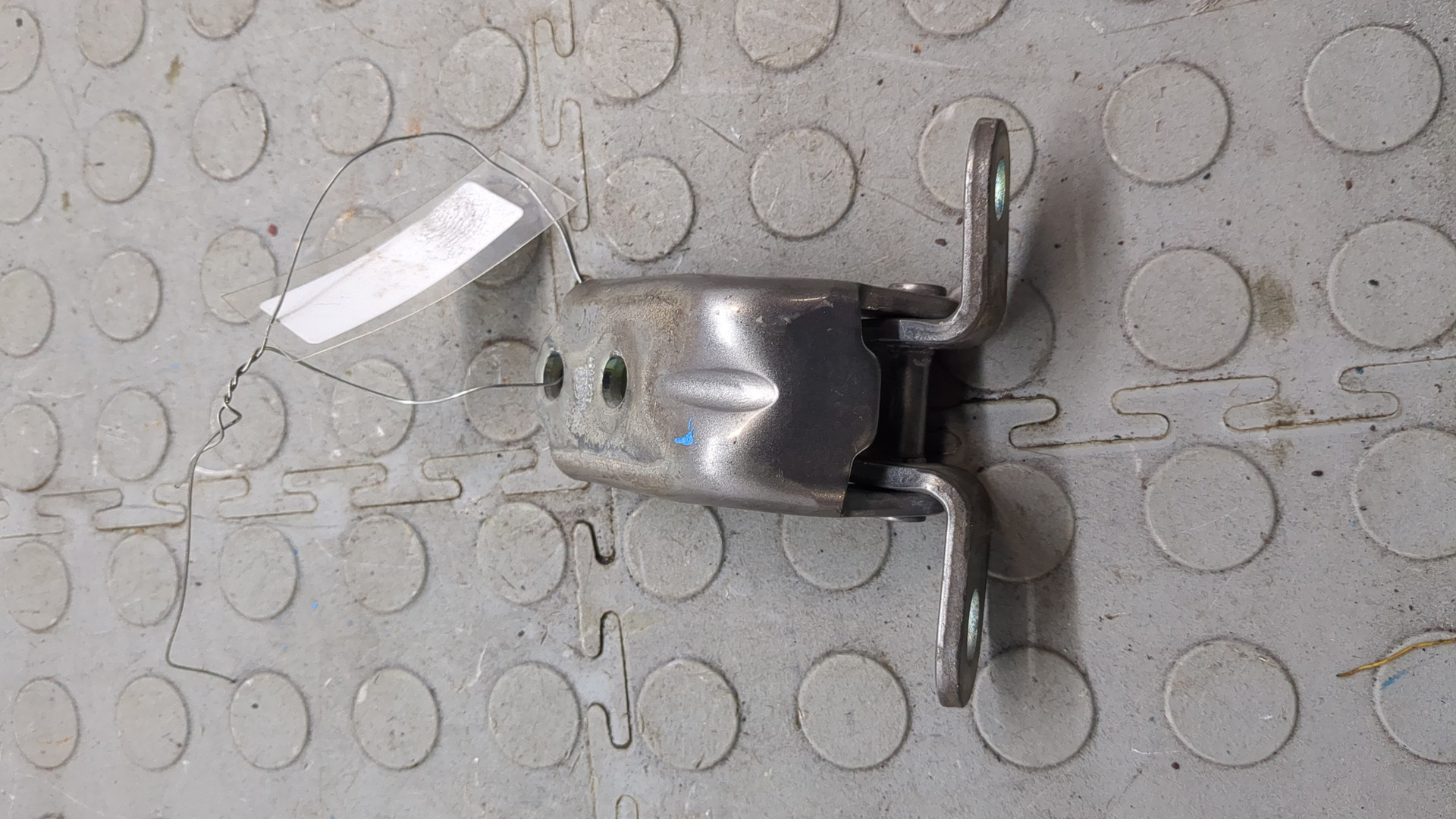 Петля двери