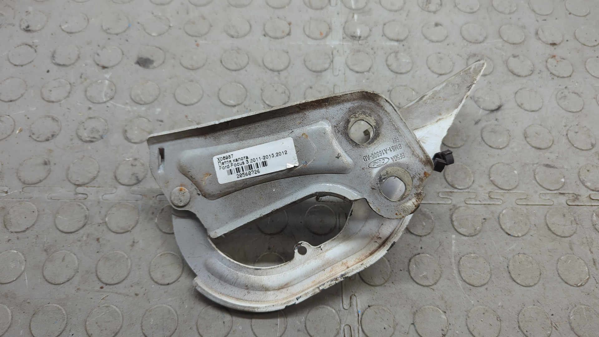 Петля капота правая