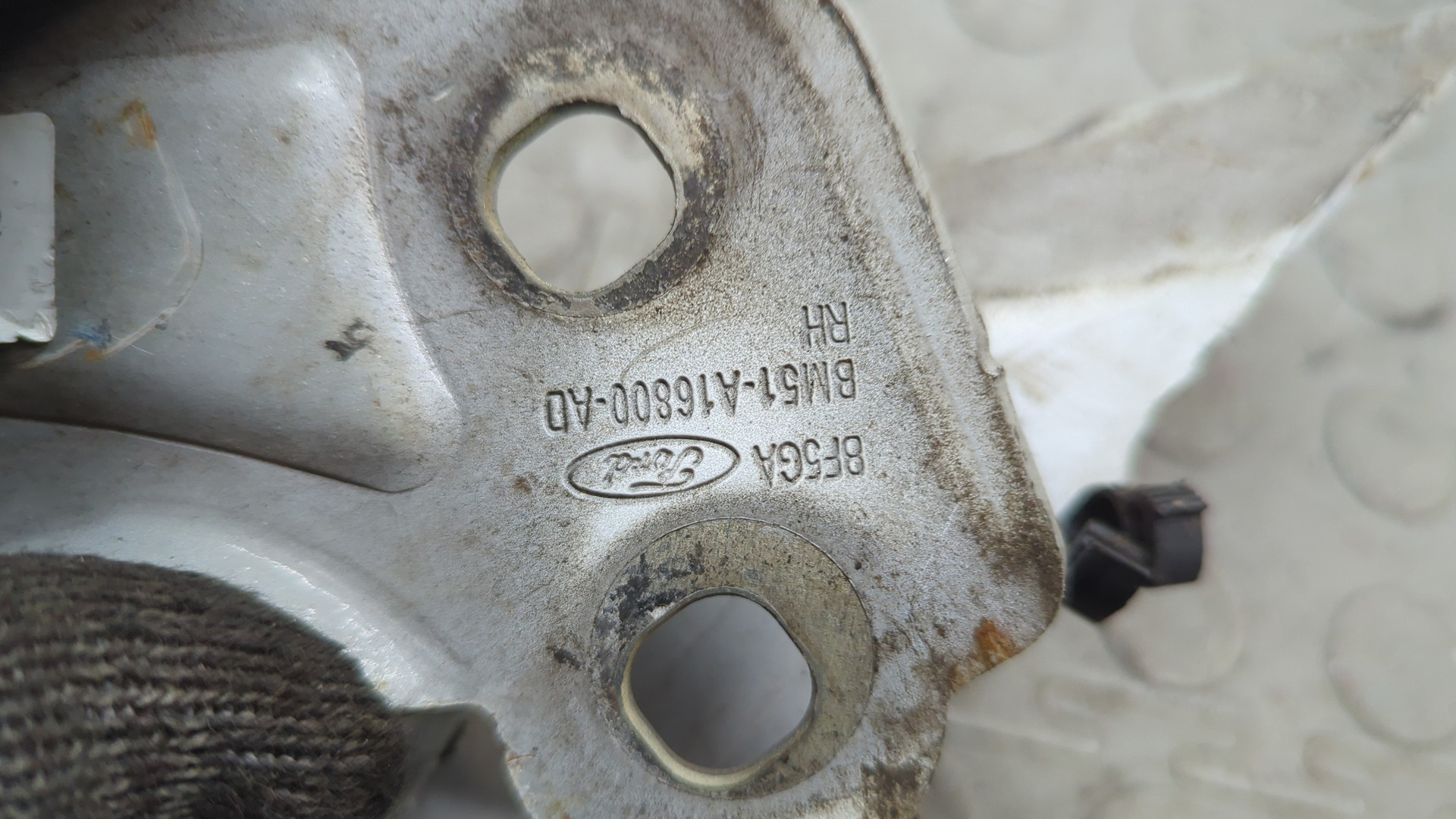 Петля капота правая