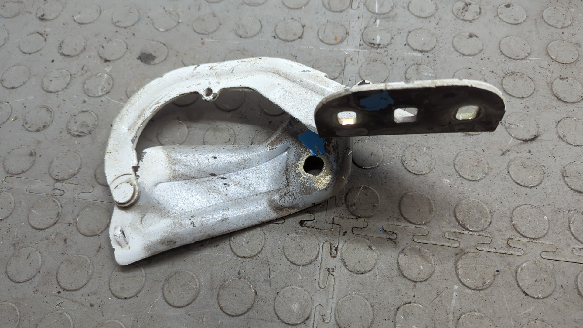 Петля капота правая