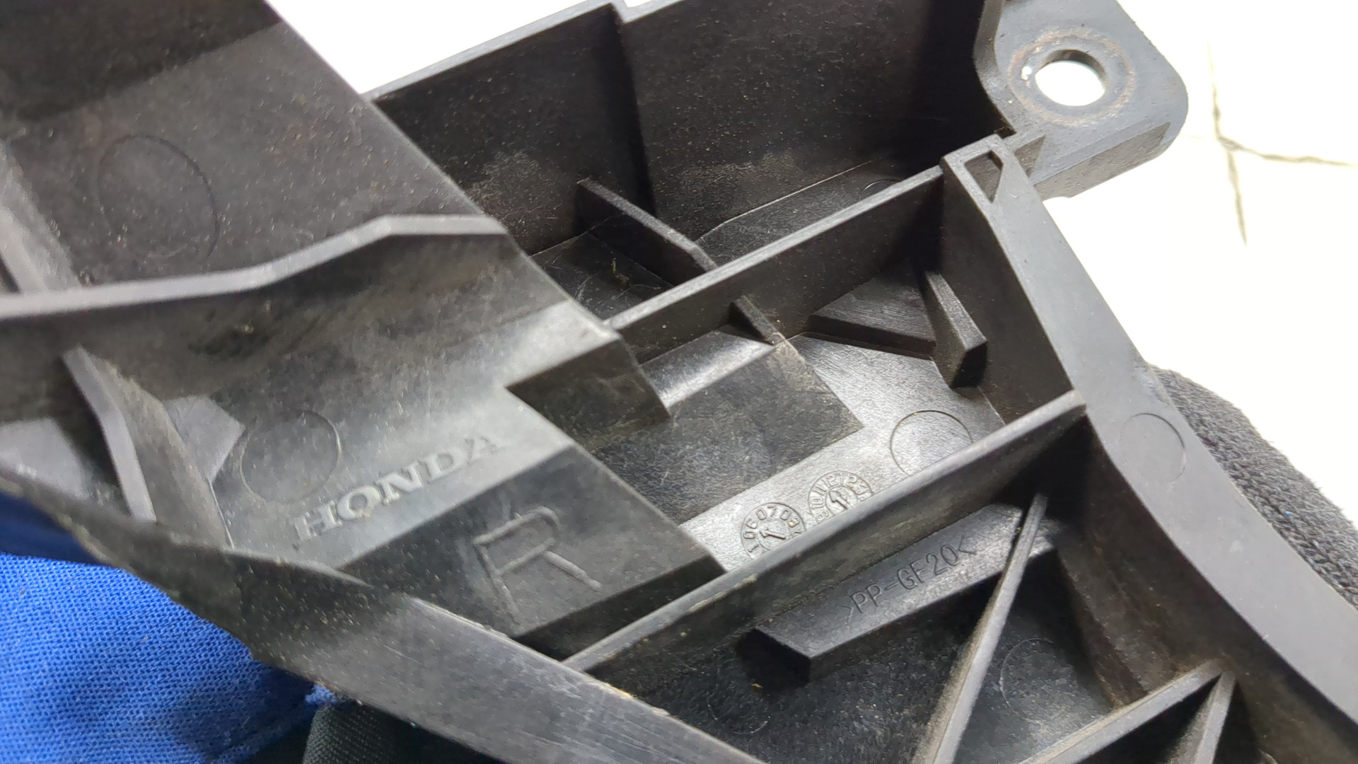 Кронштейн фар правый