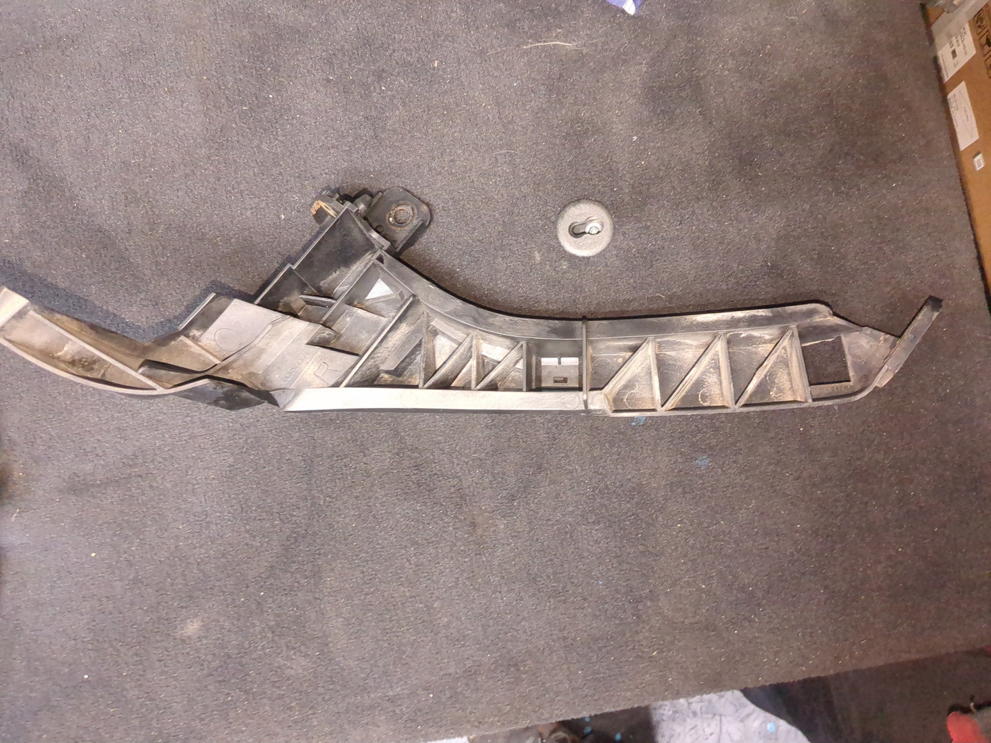 Кронштейн фар правый