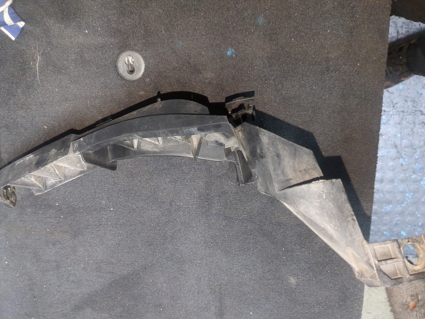 Кронштейн фар правый