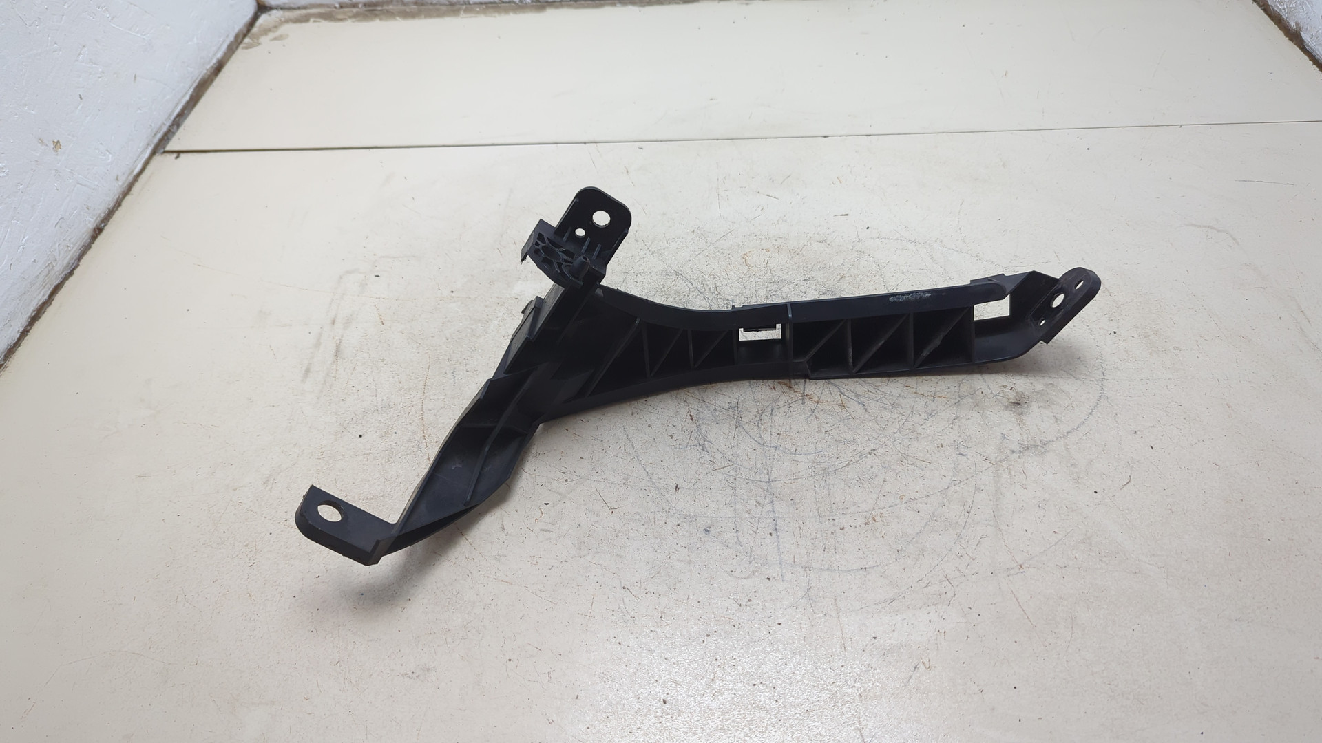 Кронштейн фар правый