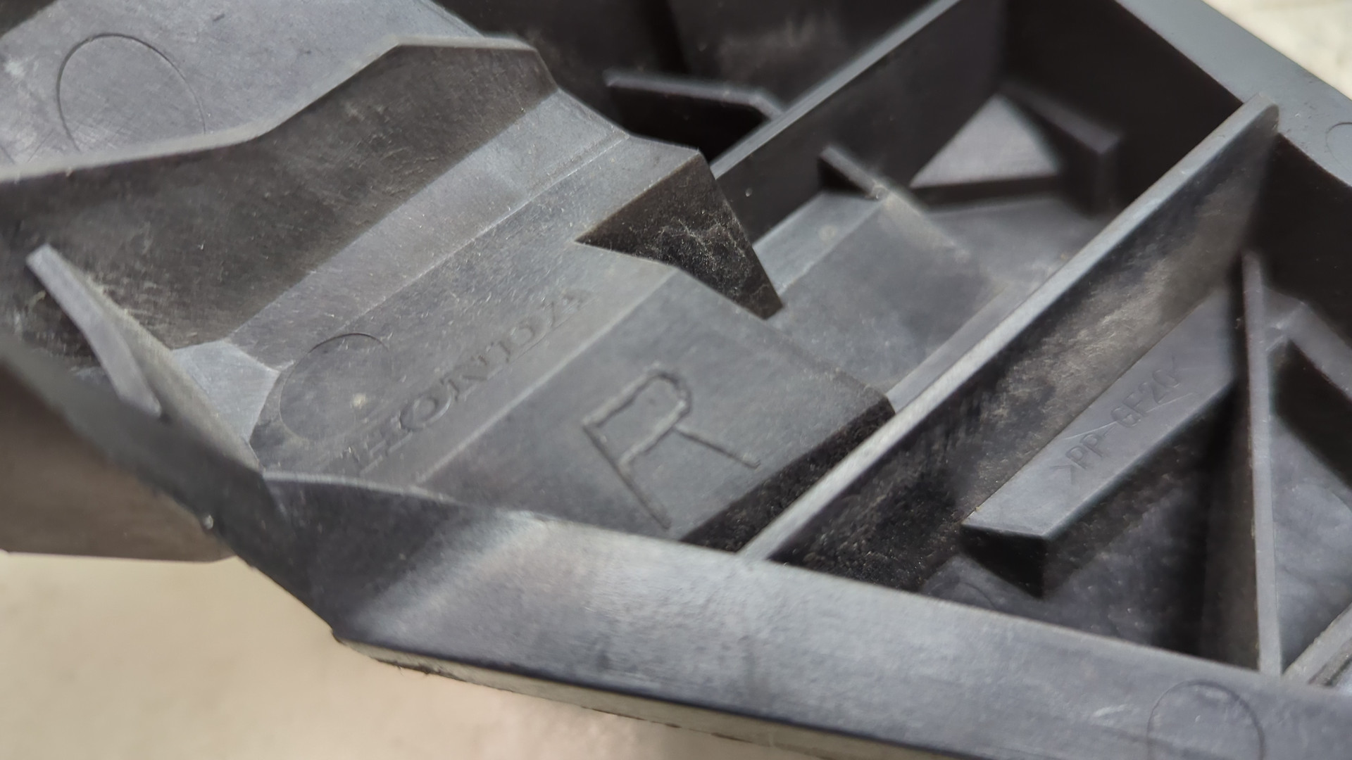 Кронштейн фар правый