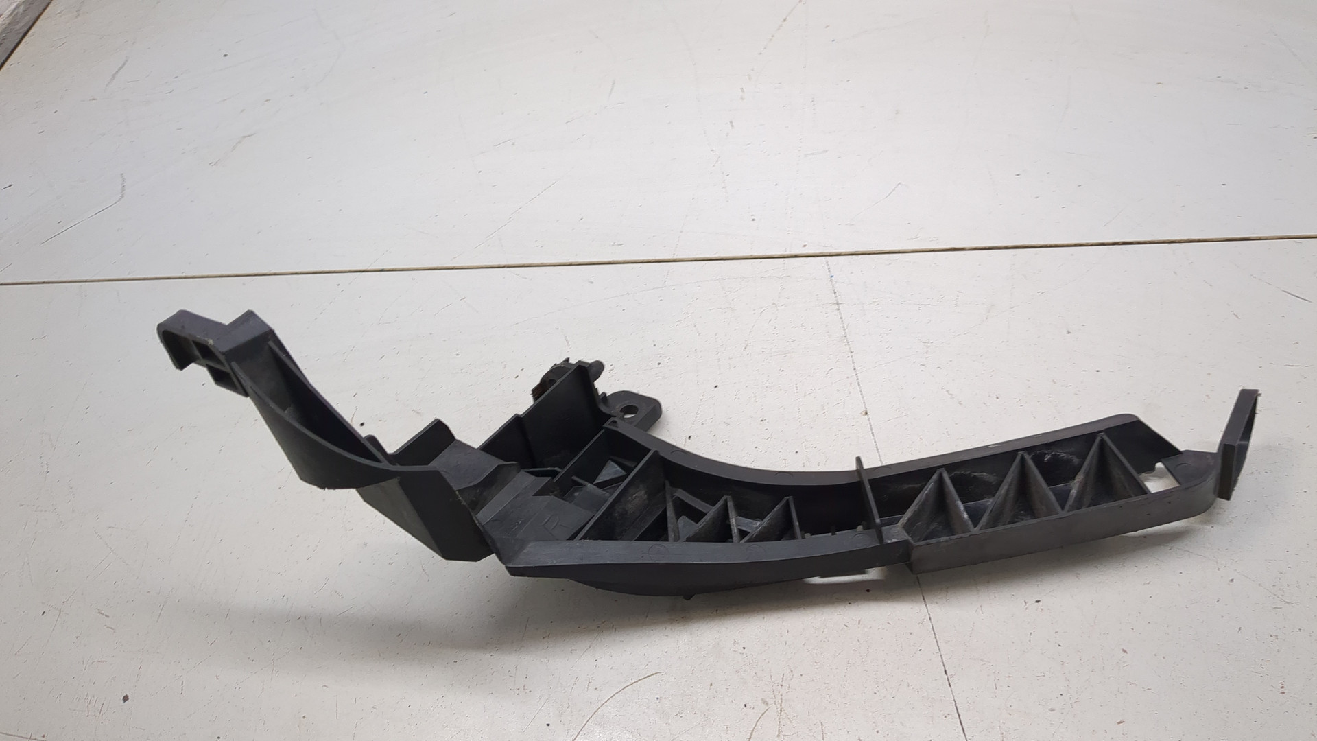 Кронштейн фар правый