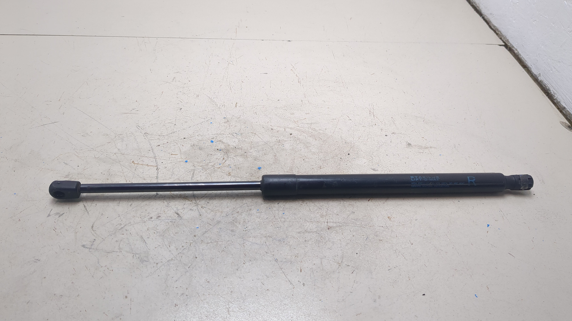 Амортизатор крышки багажника