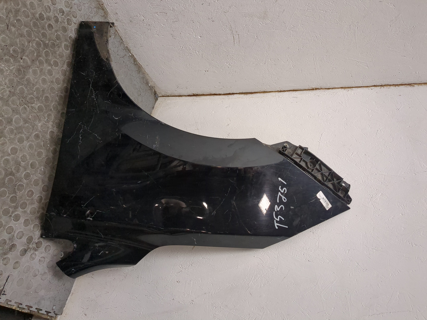 Крыло переднее левое