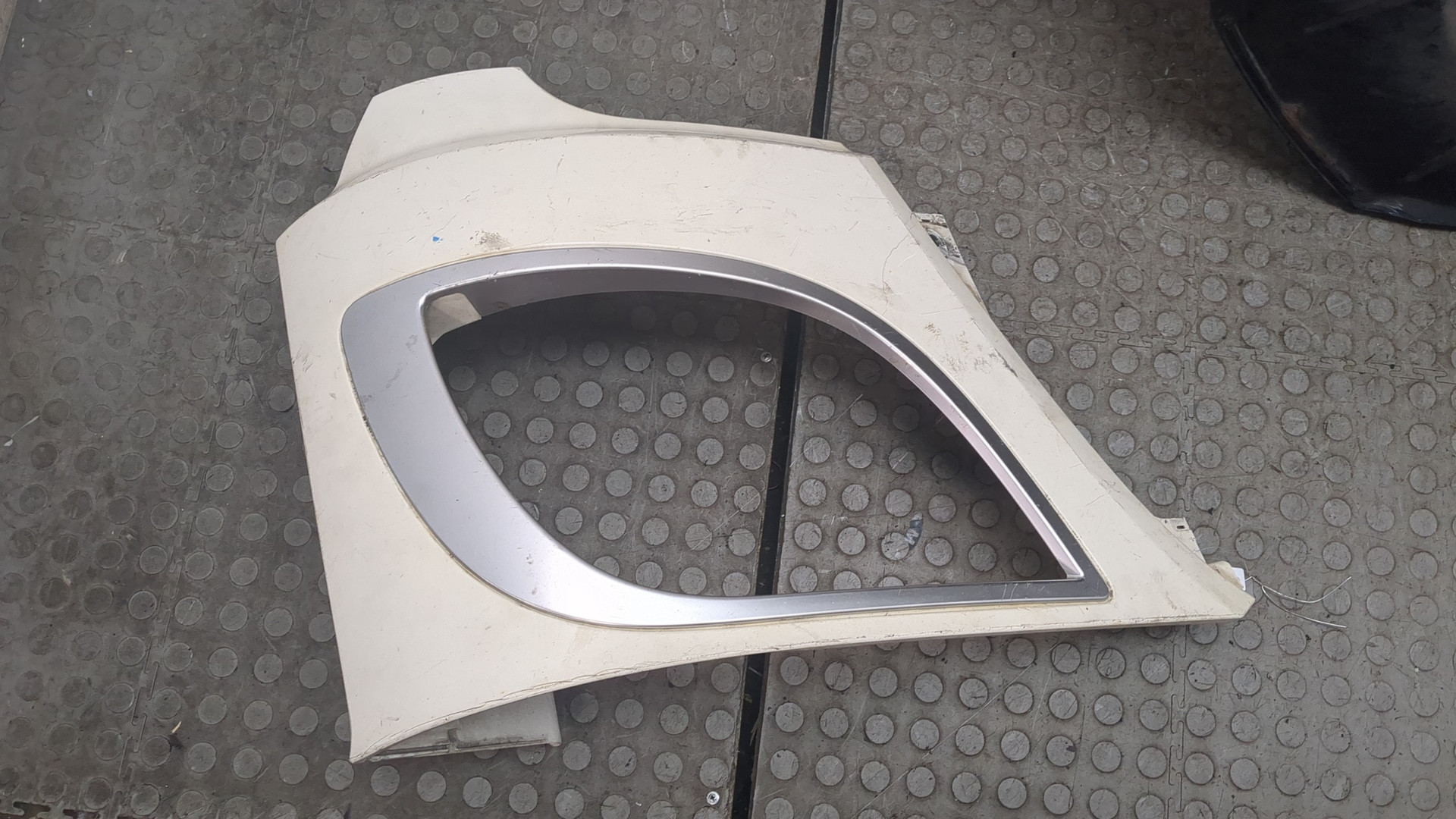 Планка под фару правая