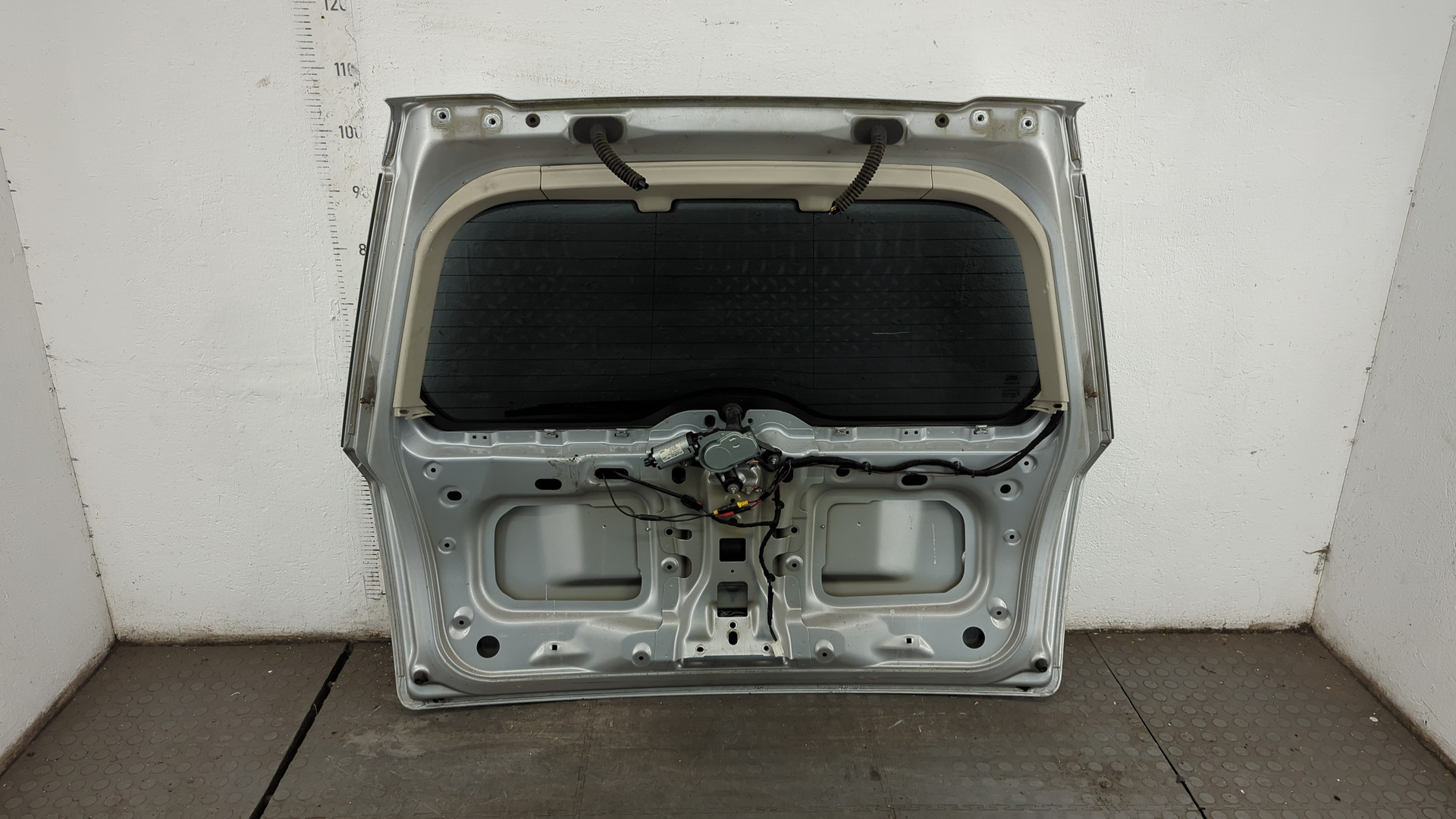 Дверь багажника