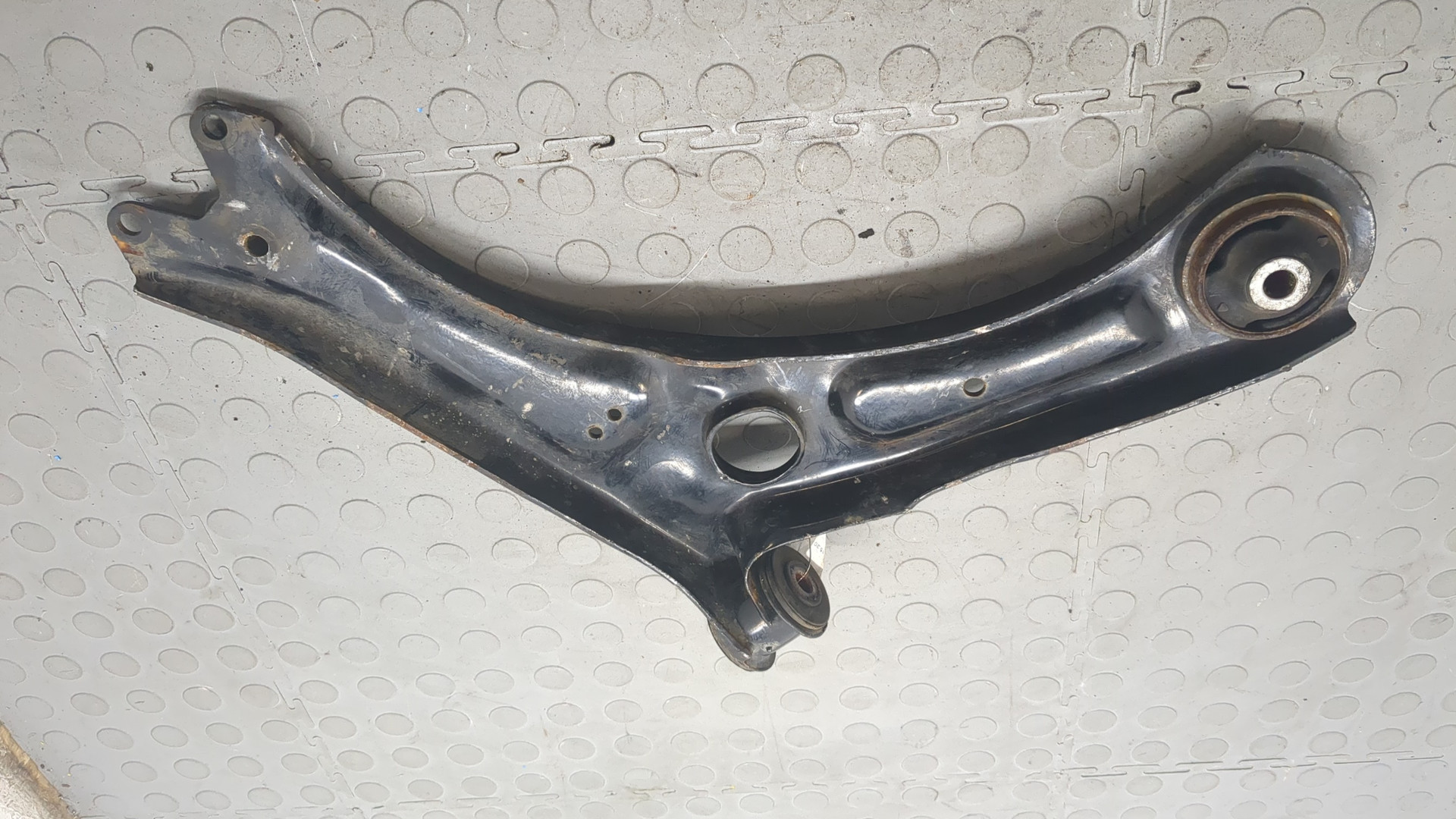 Рычаг передний левый