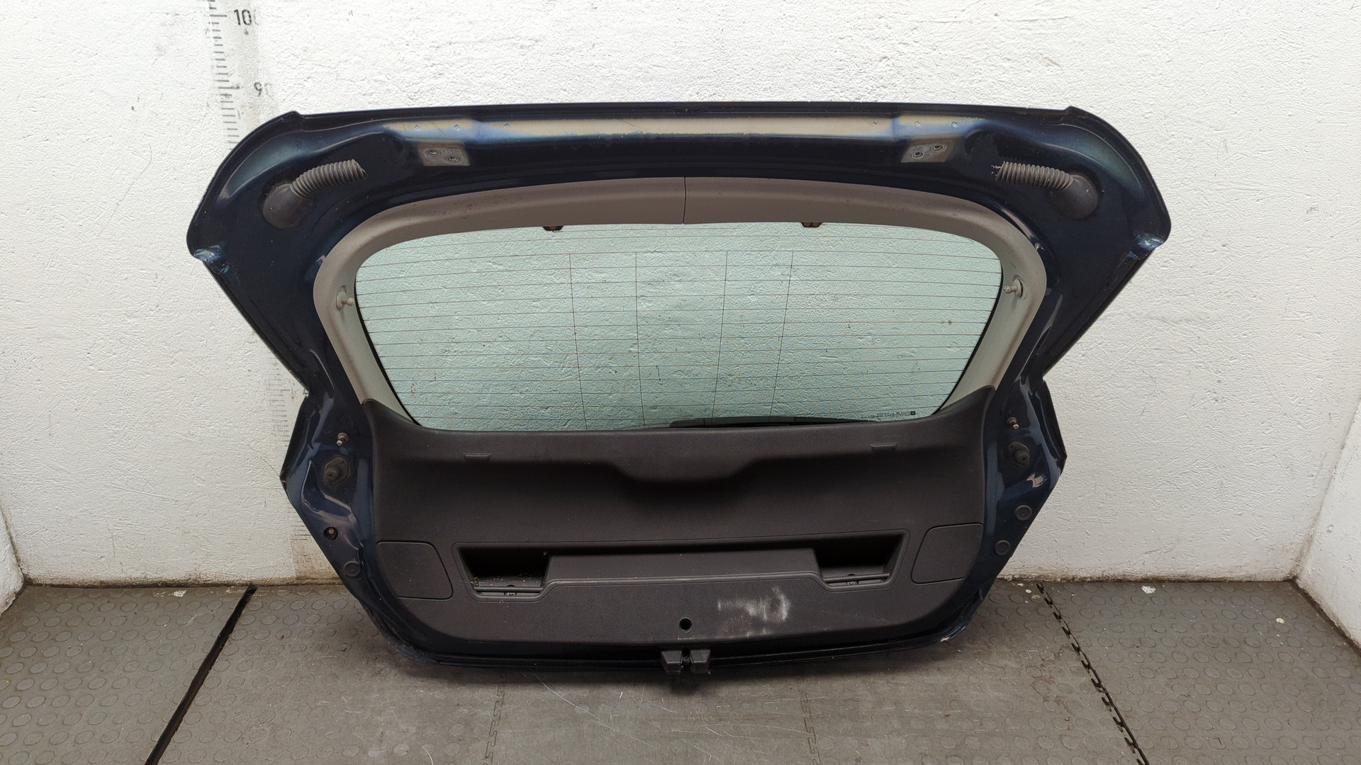 Дверь багажника