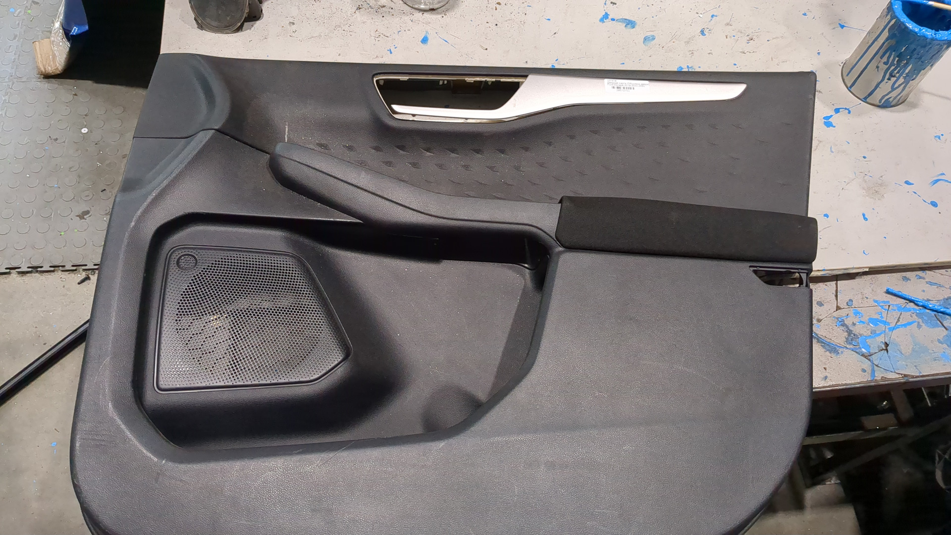 Обшивка двери передней правой