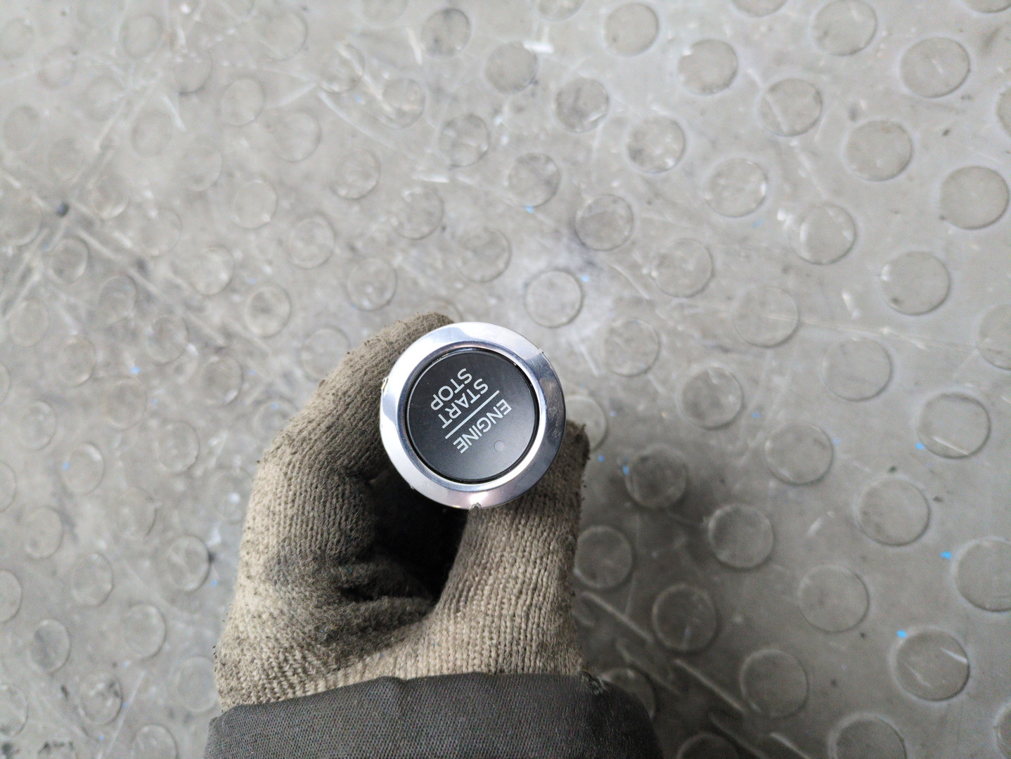 Кнопка запуска двигателя