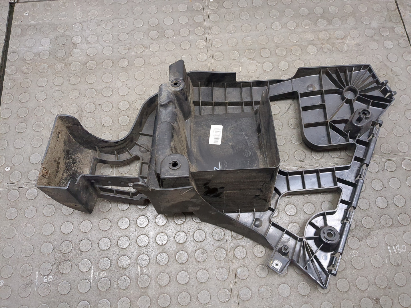 Кронштейн заднего бампера левый