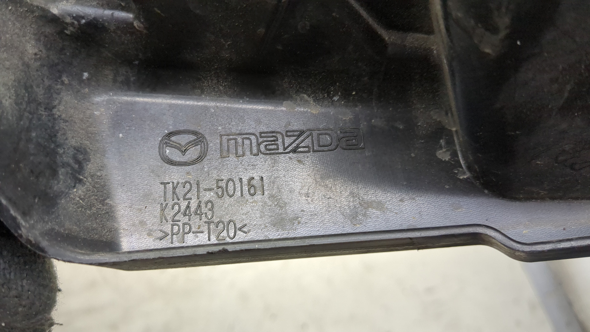 Кронштейн фар левый