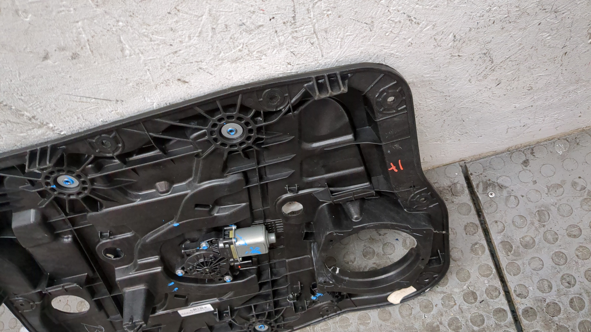 Стеклоподъемник электр. передний правый