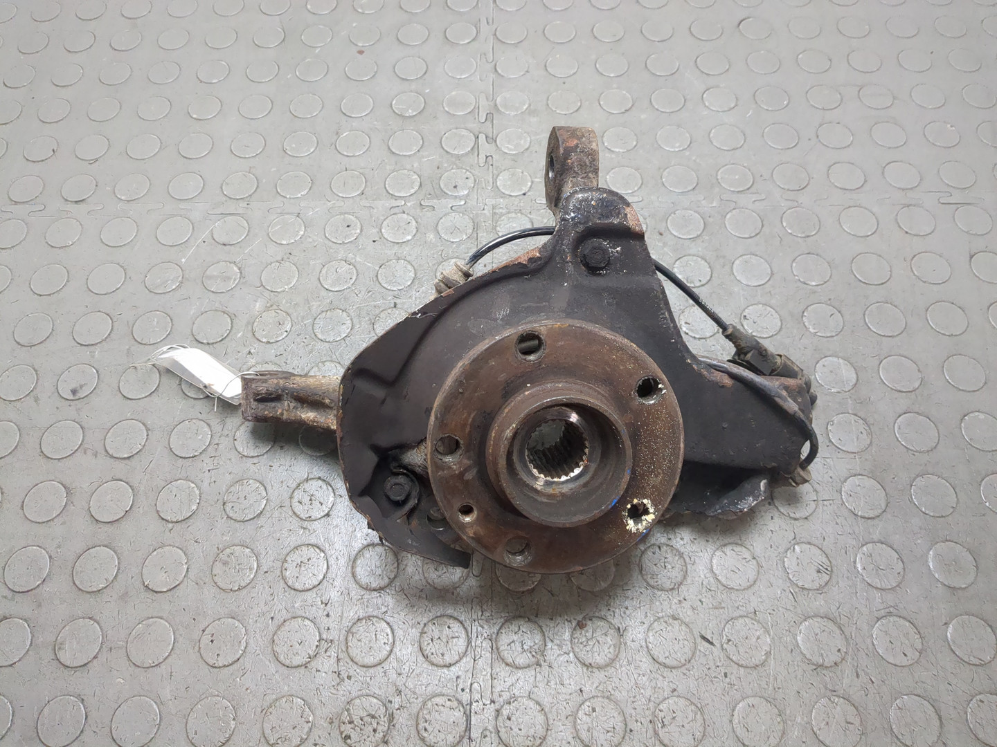 Кулак поворотный передний левый