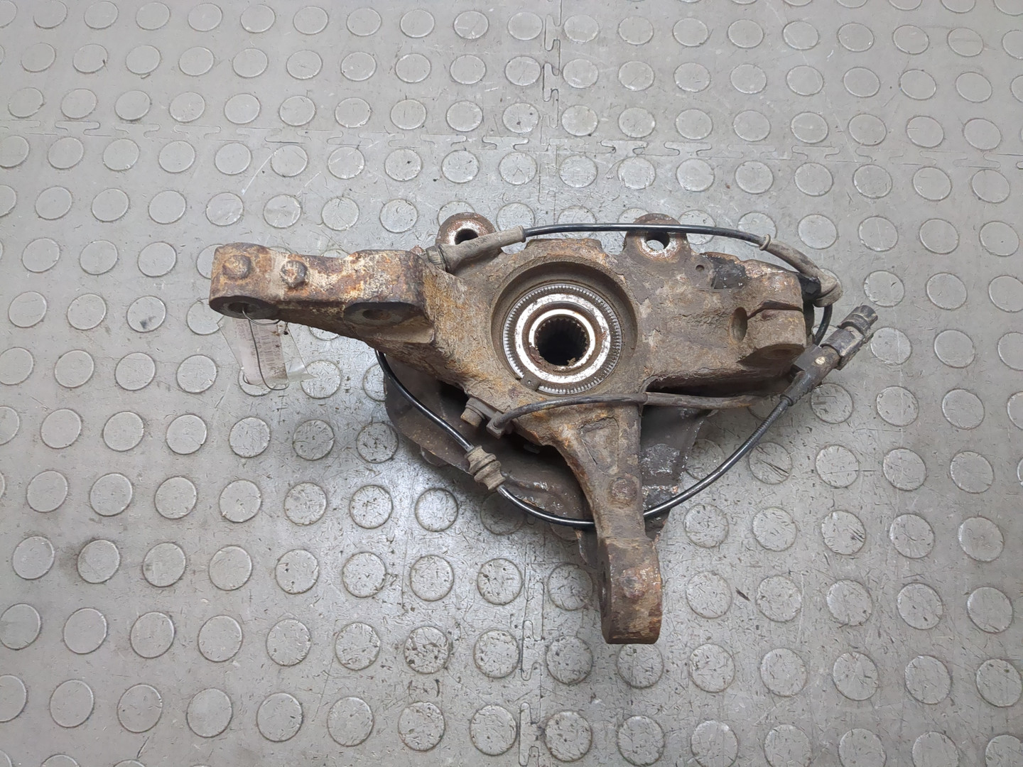 Кулак поворотный передний левый