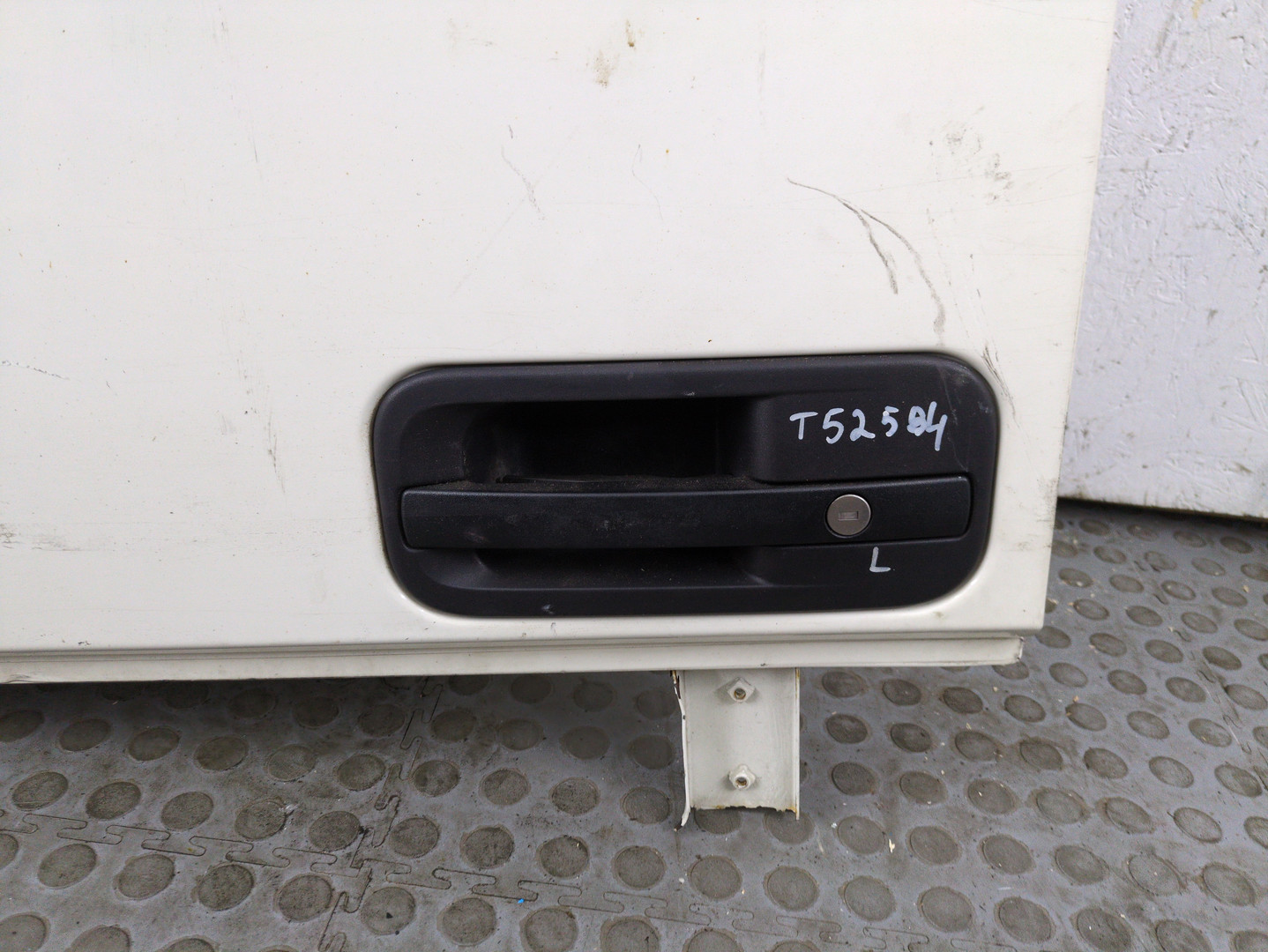 Дверь передняя левая