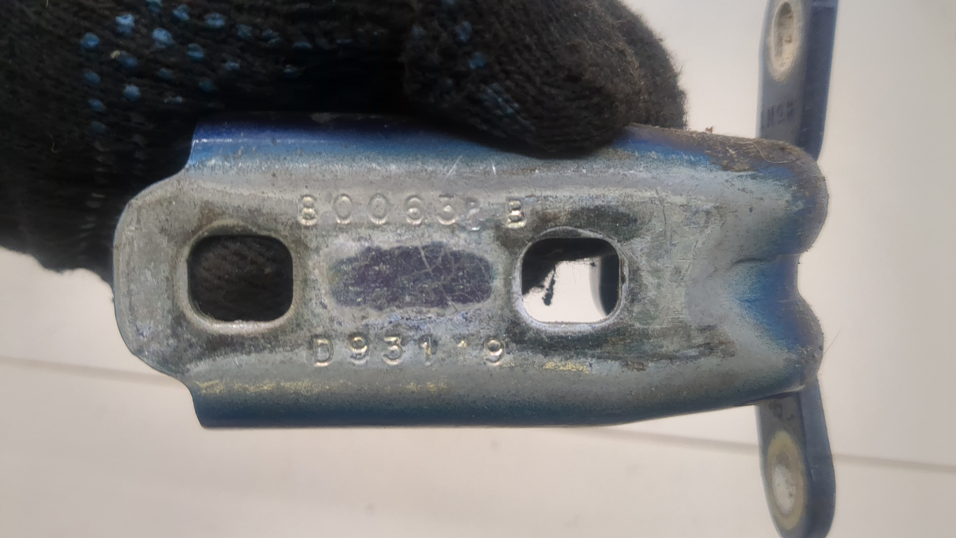 Петля двери