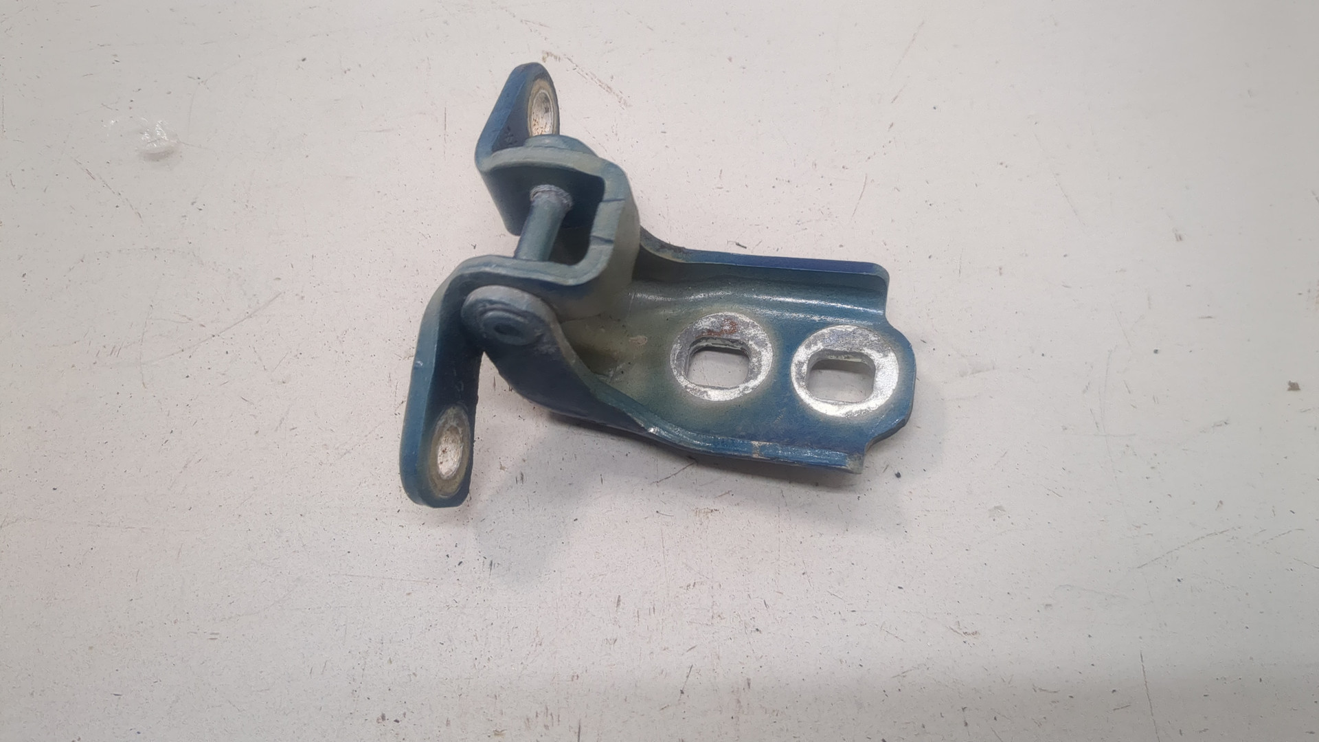 Петля двери