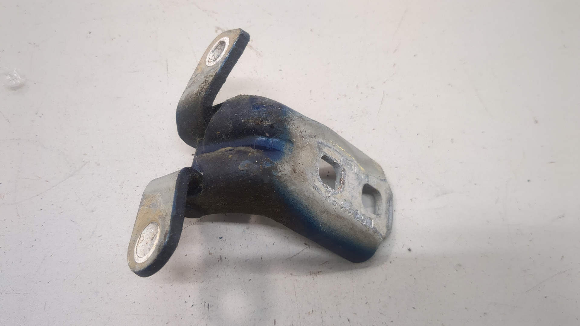 Петля двери