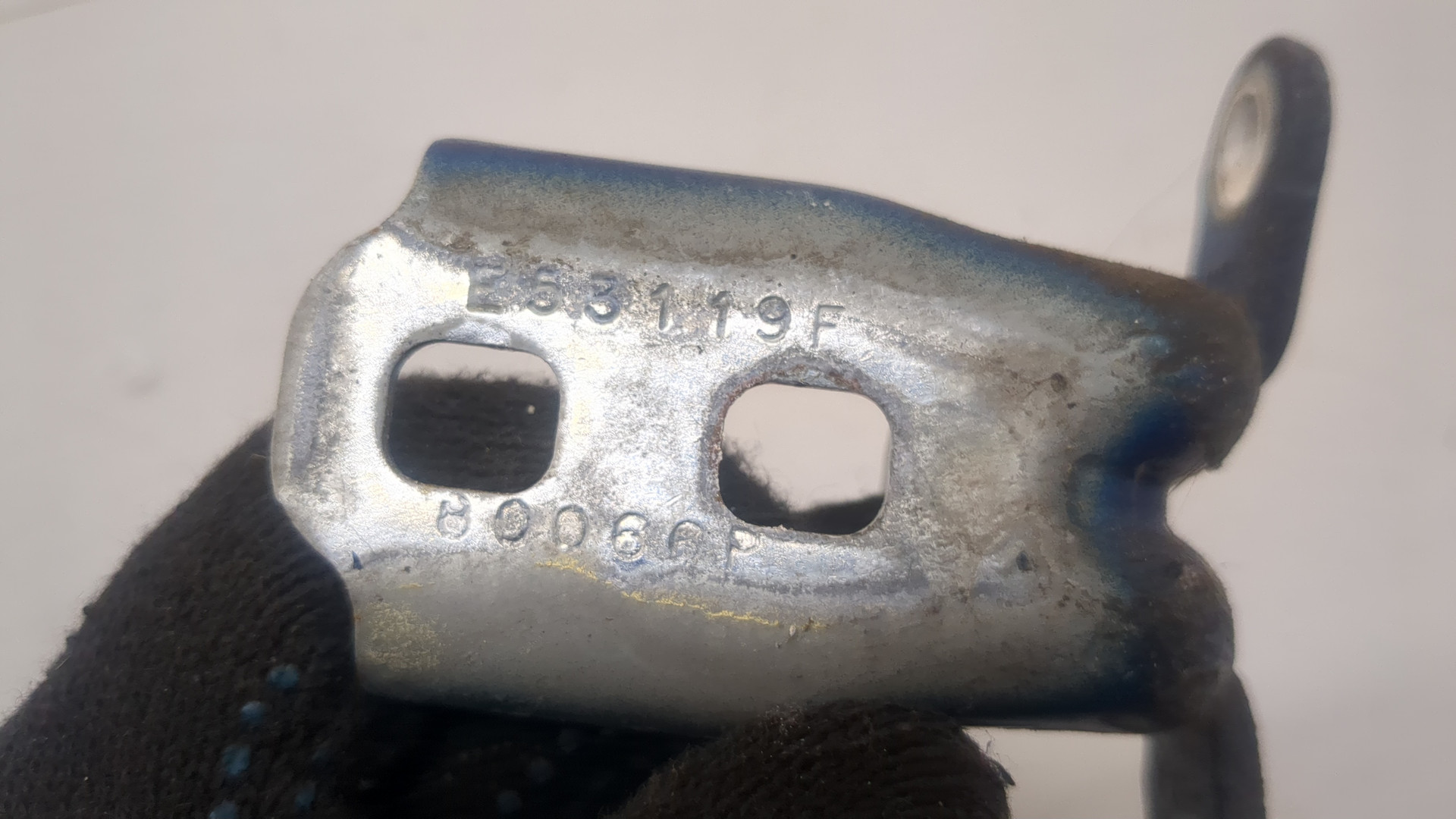 Петля двери