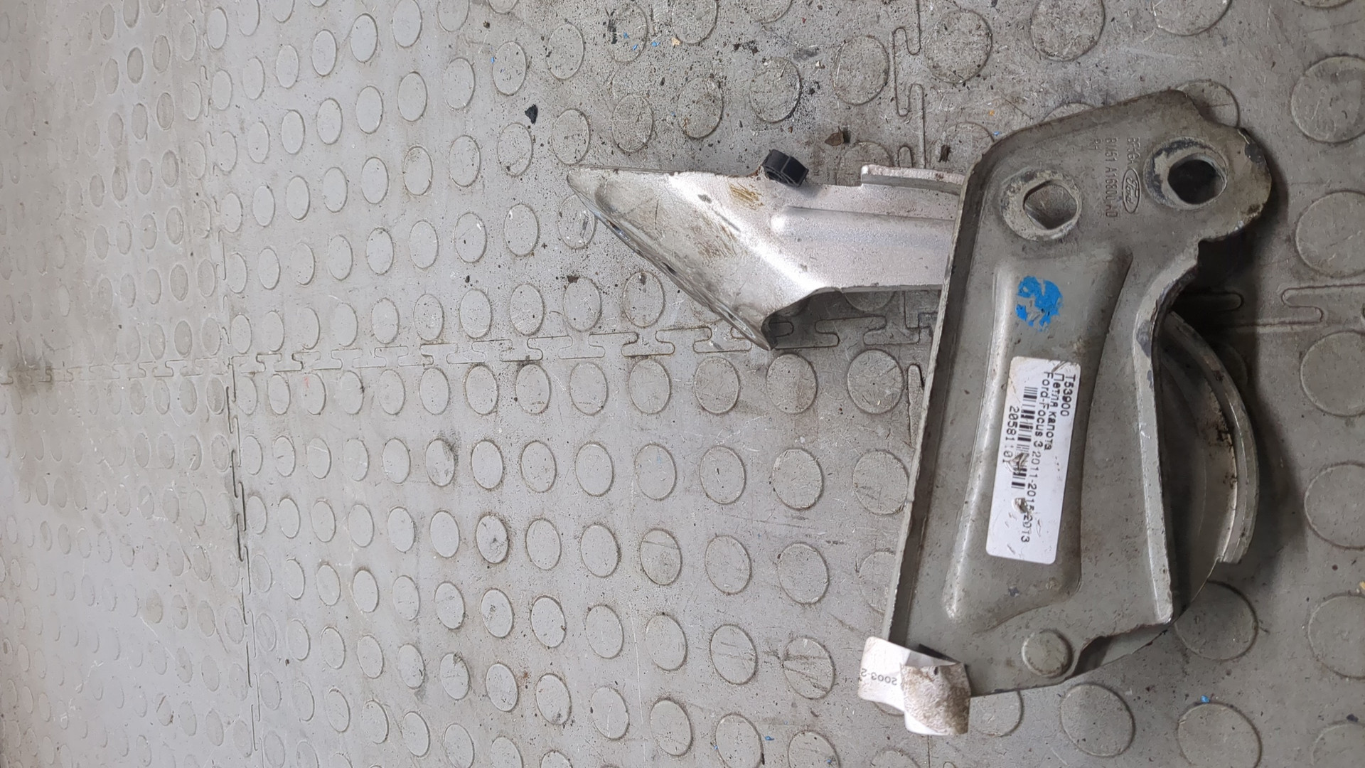 Петля капота правая