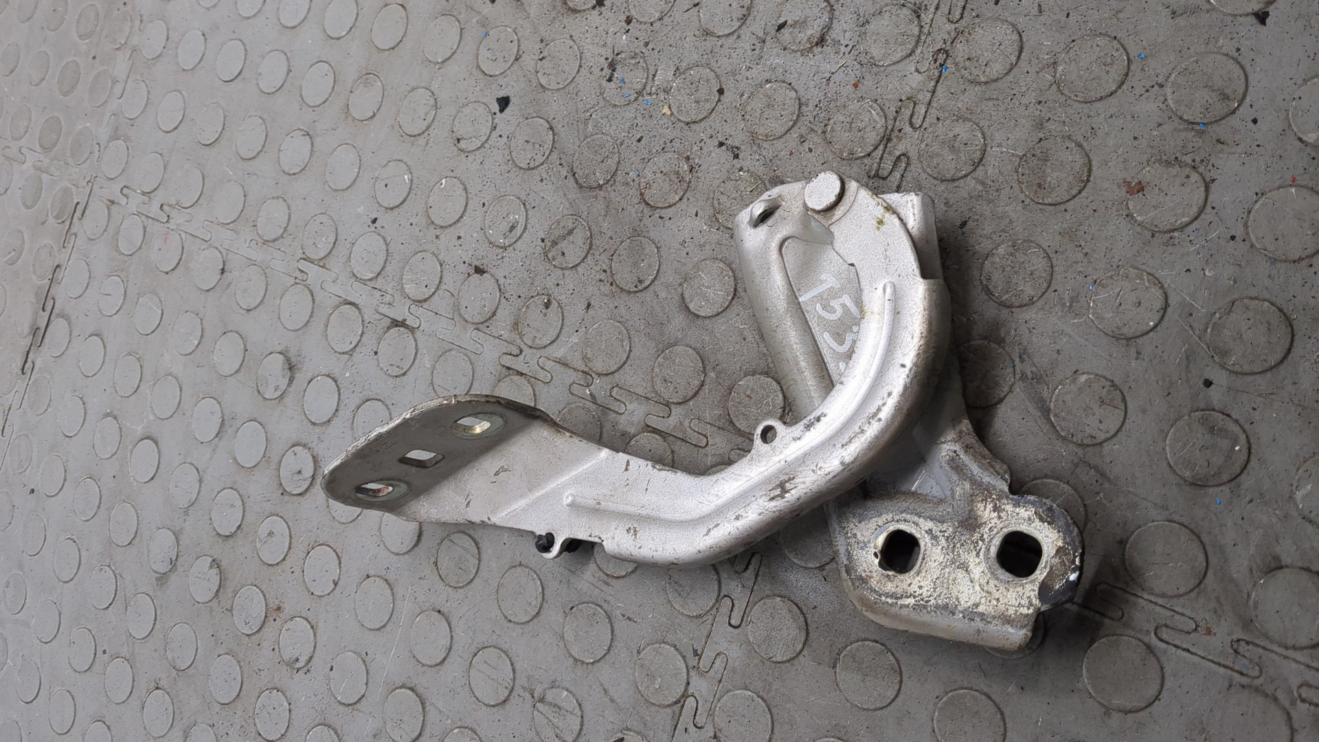 Петля капота правая