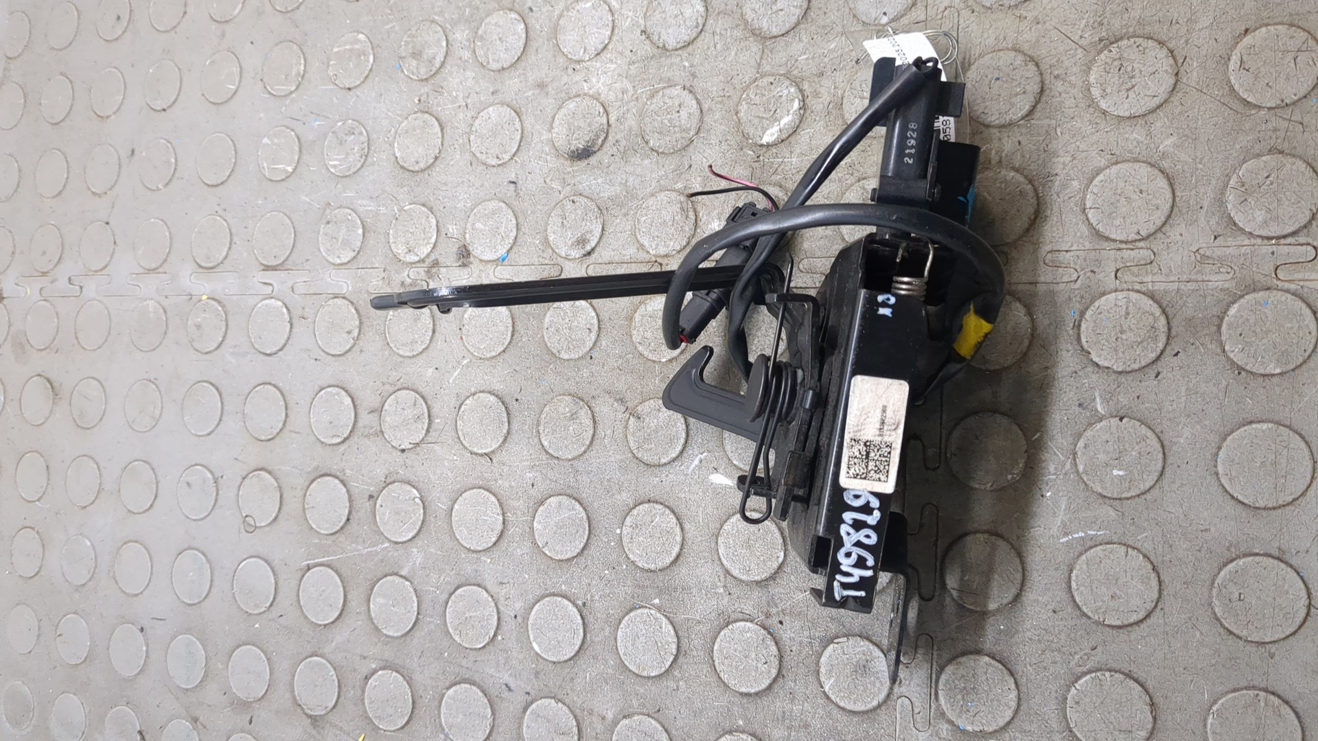 Замок капота