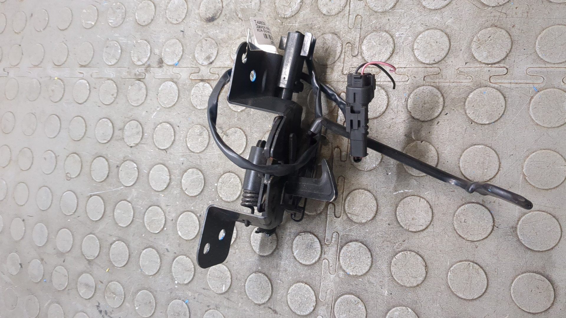 Замок капота