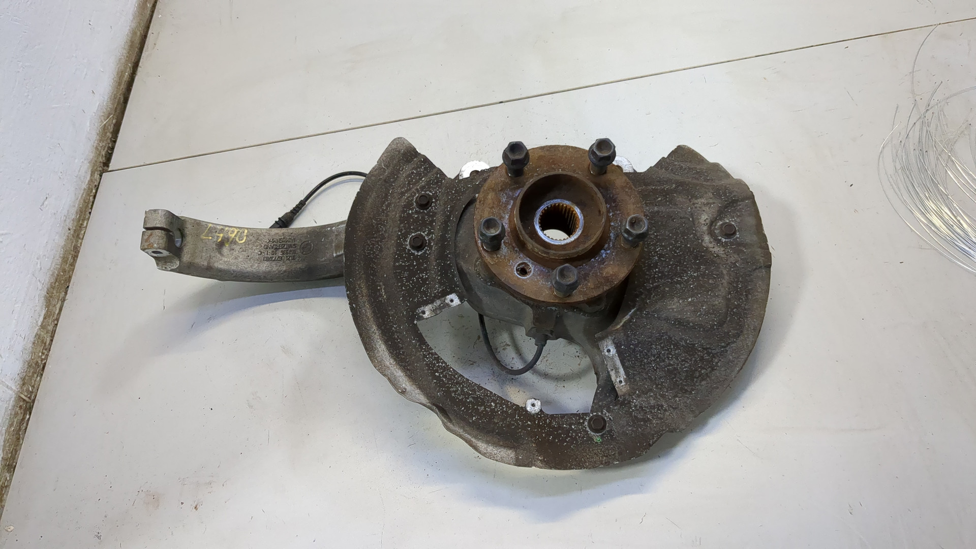 Кулак поворотный передний левый