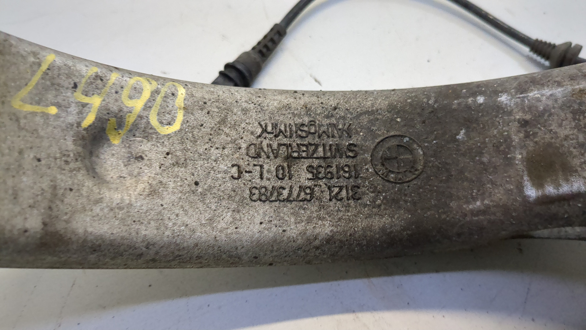 Кулак поворотный передний левый