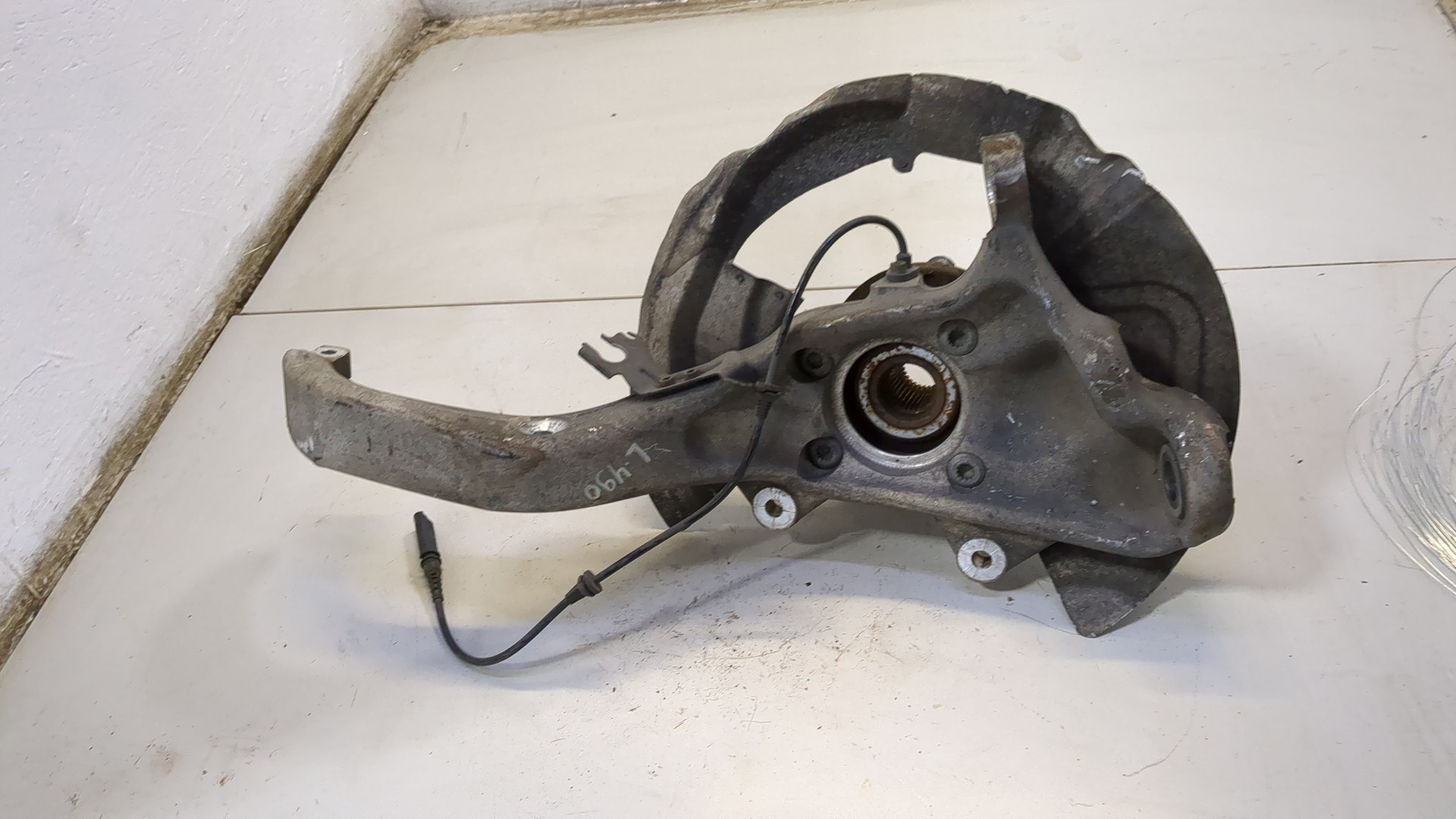 Кулак поворотный передний левый