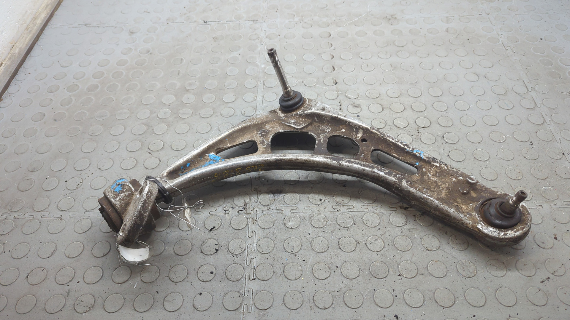 Рычаг передний правый